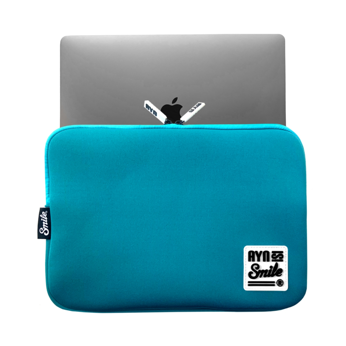 Funda para portátil turquesa con portátil dentro y logo 'AYN Smile'.