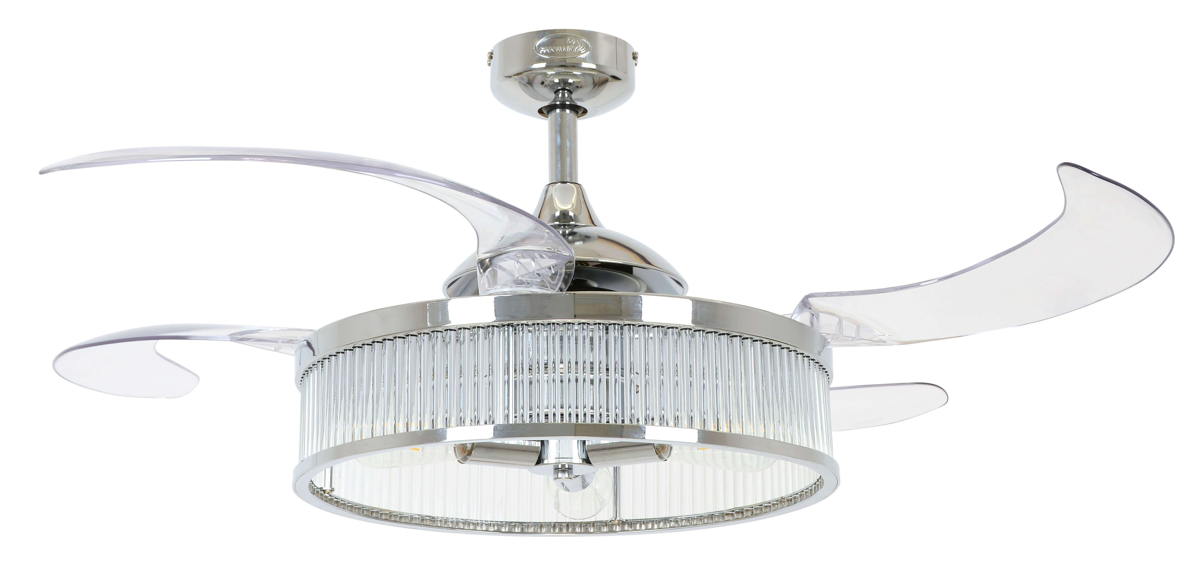 Deckenventilator aus Chrom mit transparenten Flügeln und Kristalllichtern. Weißer Hintergrund.