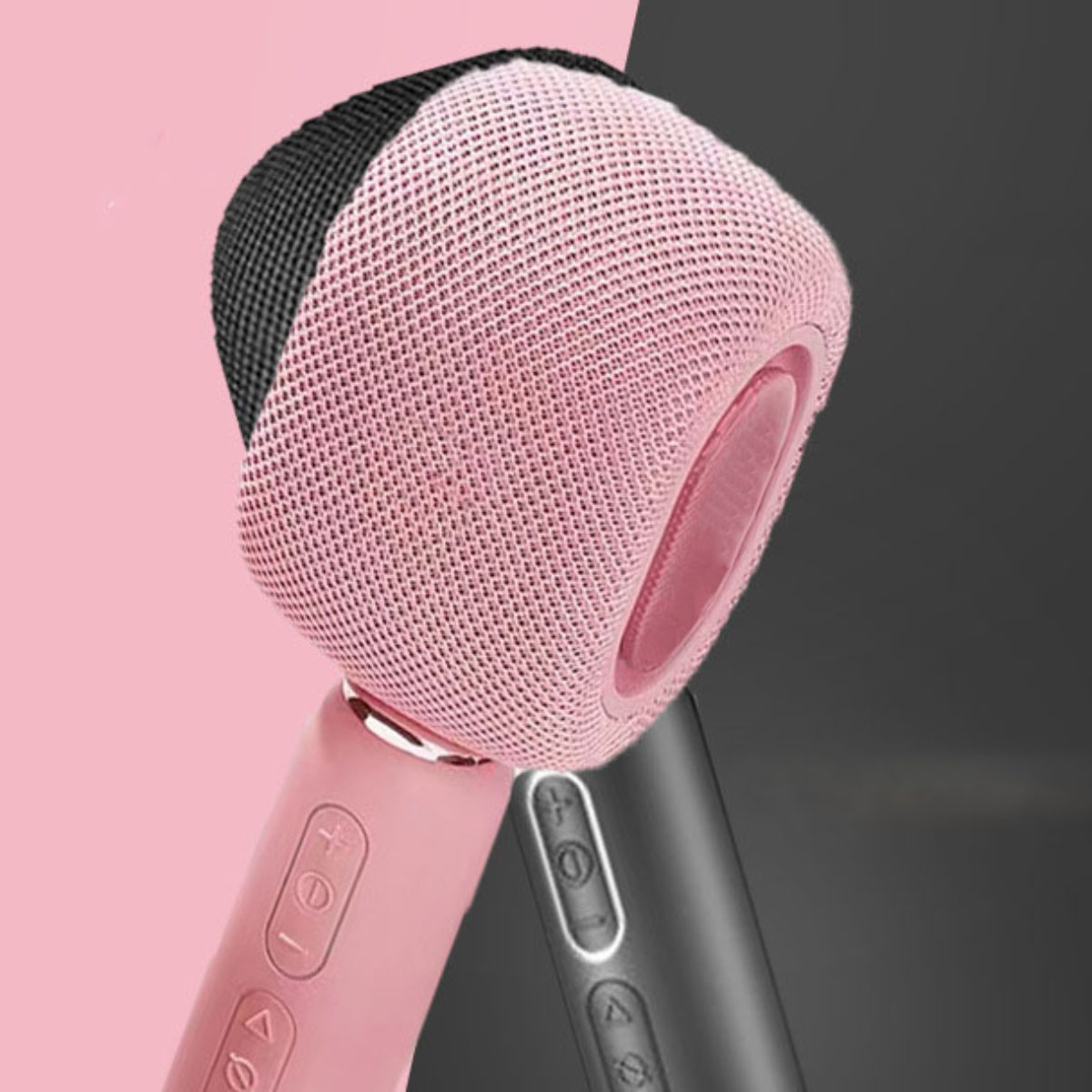 Ein rosa und schwarzer Lautsprecher mit Bedientasten. Der Lautsprecher befindet sich auf einem zweifarbigen Hintergrund, rosa und schwarz.