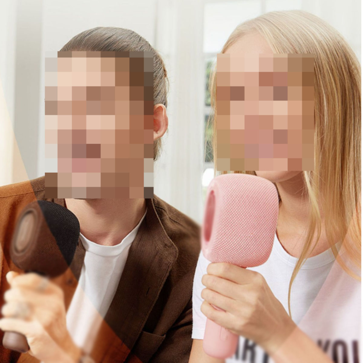 Zwei Personen halten Mikrofone, Gesichter unscharf, eines rosa, das andere braun.