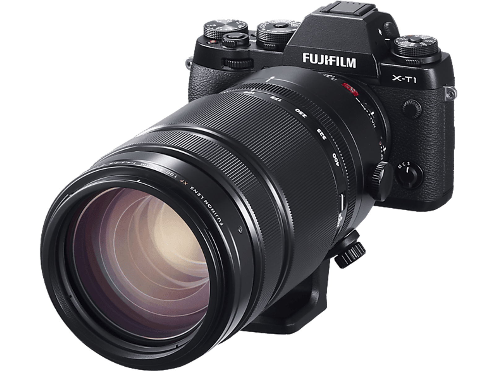 Czarny aparat z dołączonym dużym obiektywem. Obiektyw skierowany jest w stronę widza.