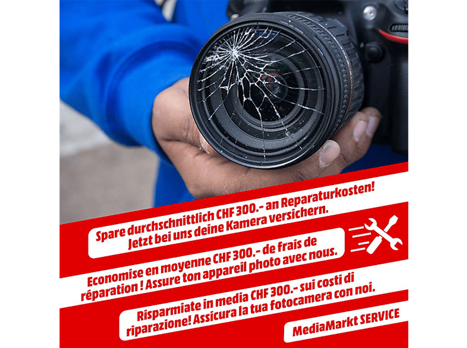 Uszkodzony obiektyw aparatu trzymany przez osobę, z tekstem o kosztach naprawy i oszczędnościach.