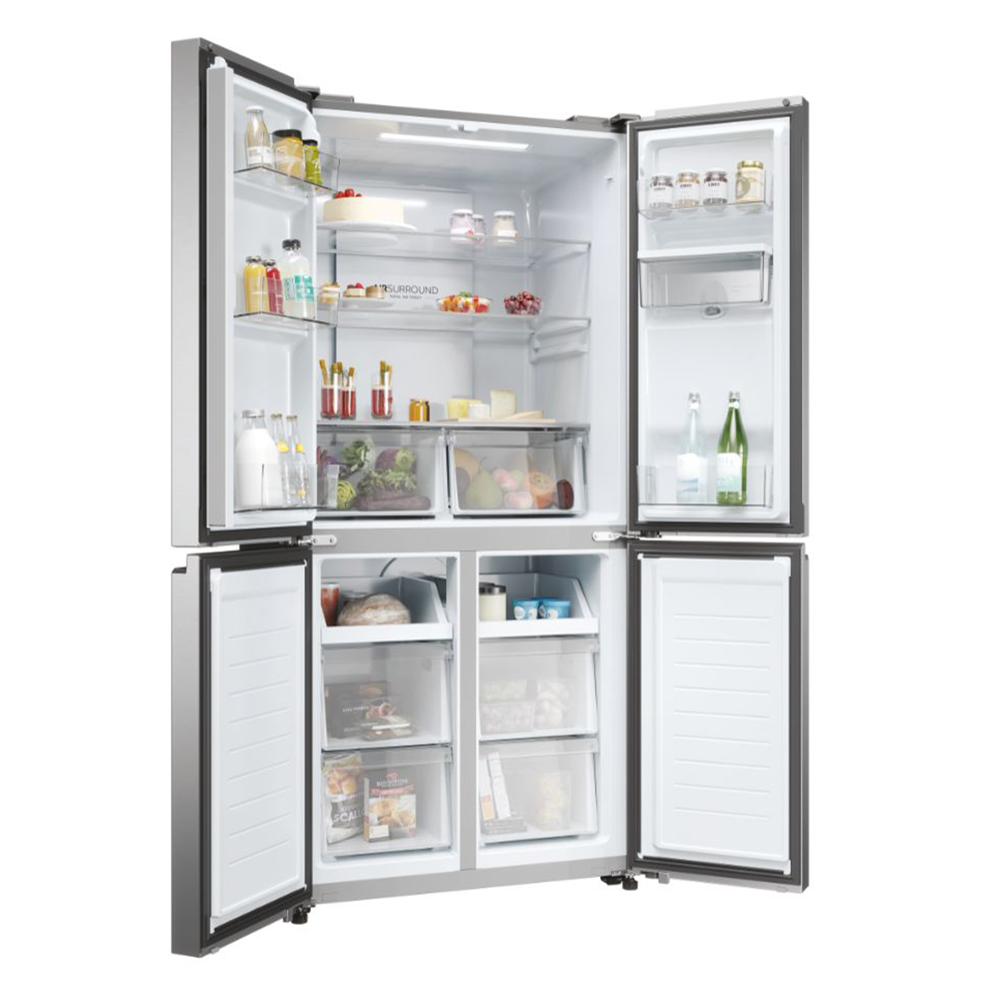 Un réfrigérateur avec quatre portes ouvertes, révélant des étagères avec des aliments et des boissons.