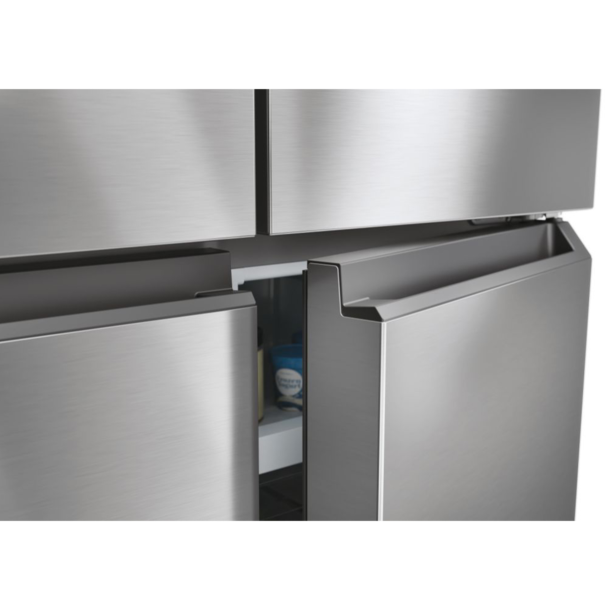 Réfrigérateur ouvert en acier inoxydable. L'intérieur révèle étagères et aliments. Finition argentée.