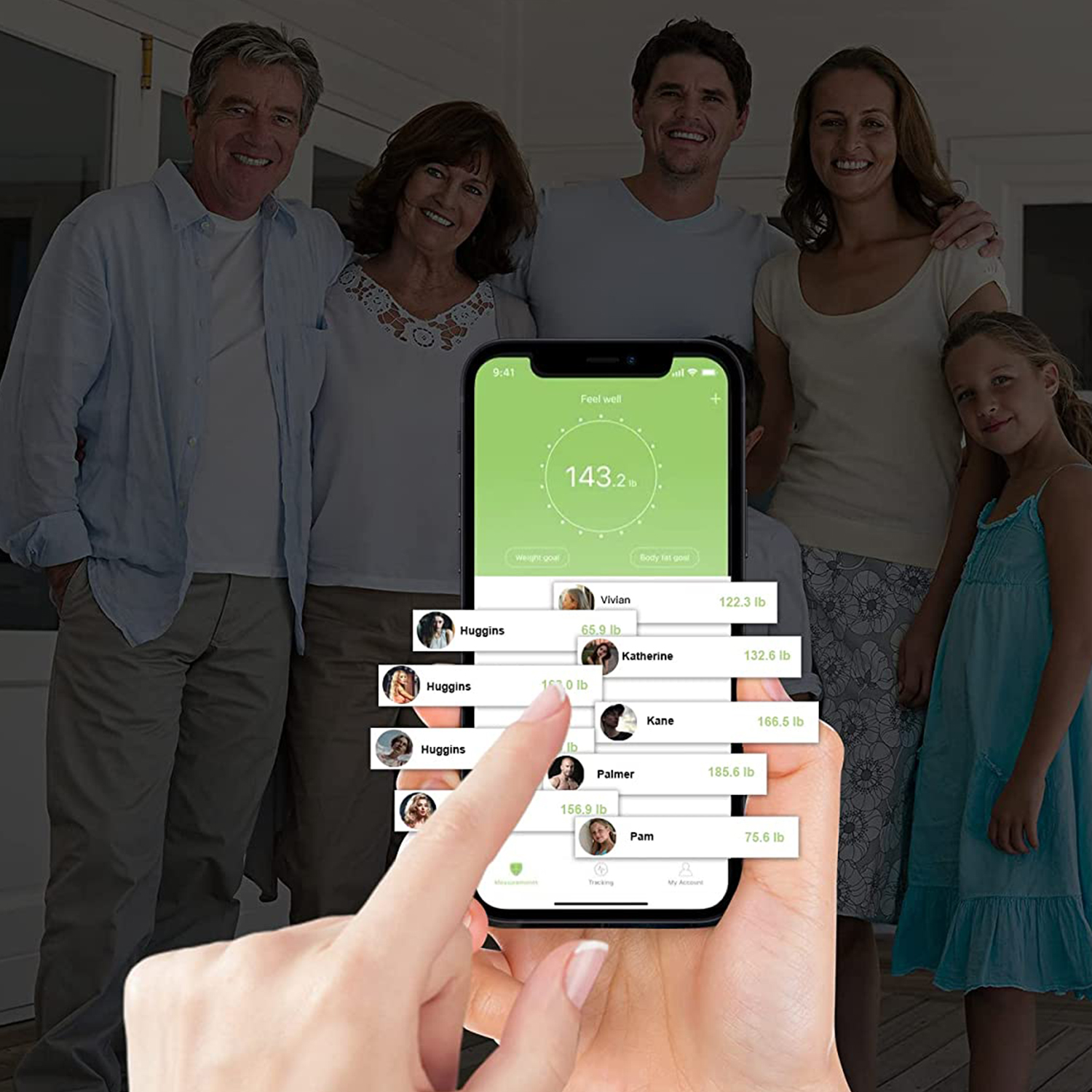 Famiglia che guarda un telefono che mostra dati di peso. Il telefono mostra un grafico dei pesi e i nomi.