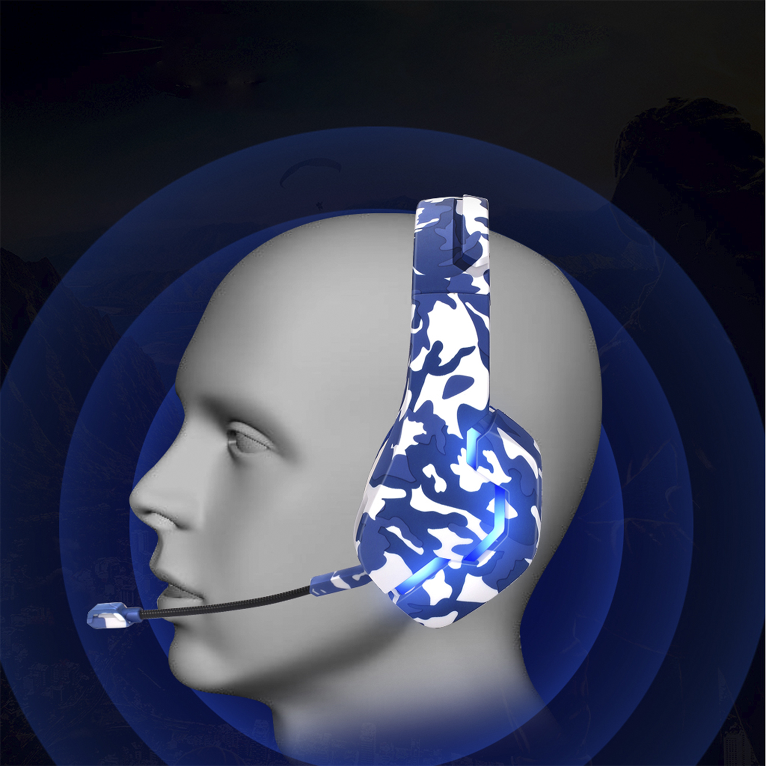 Auriculares en una cabeza de modelo, con patrón de camuflaje azul y micrófono.