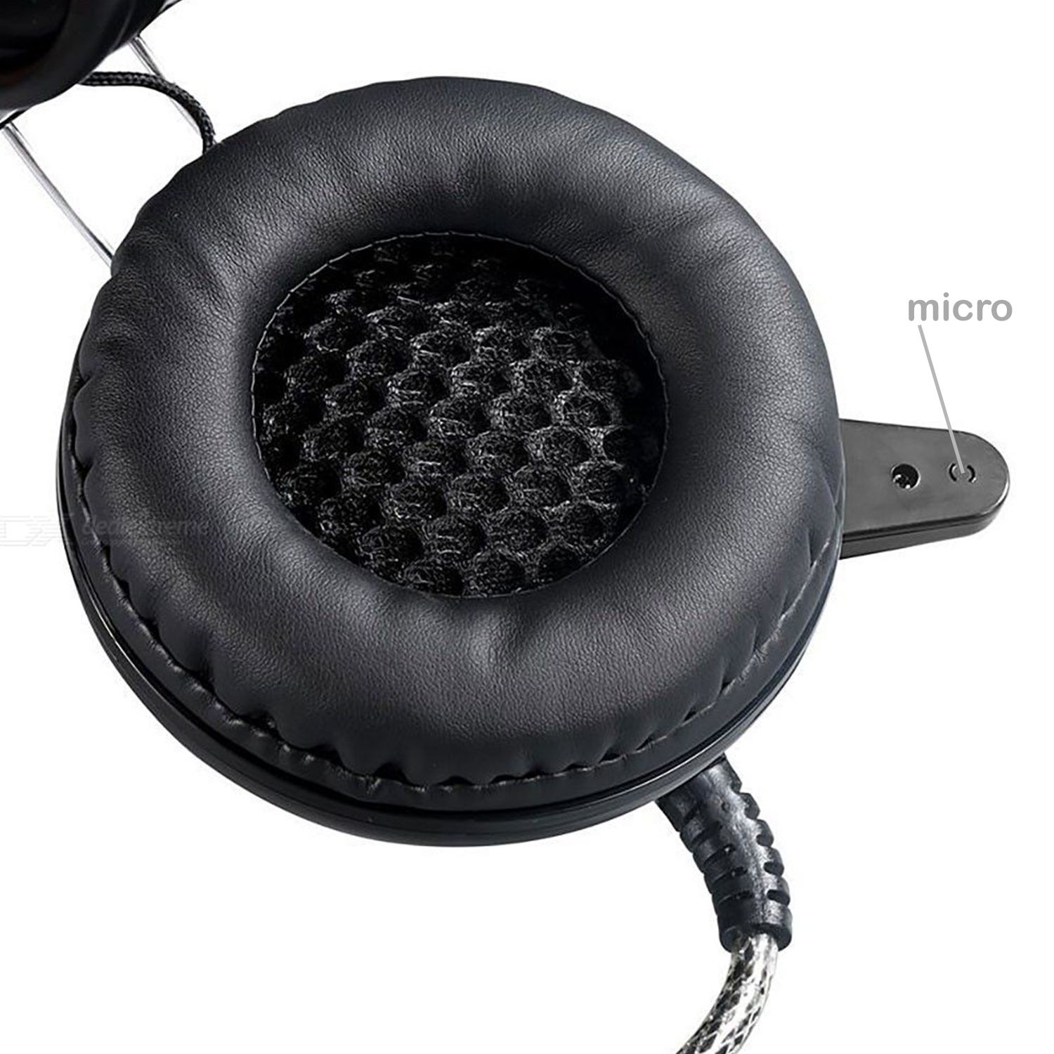 Primo piano del padiglione auricolare con microfono, che mostra l'imbottitura e il micro.
