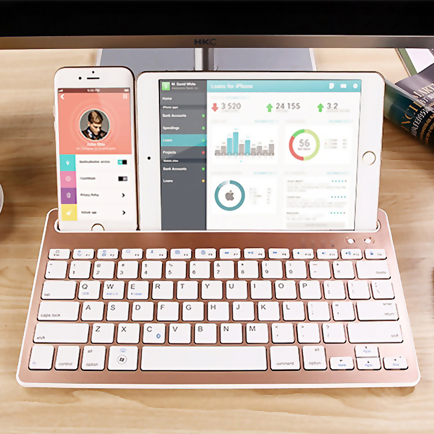 Un smartphone y una tableta con teclado. Ambos muestran datos financieros.