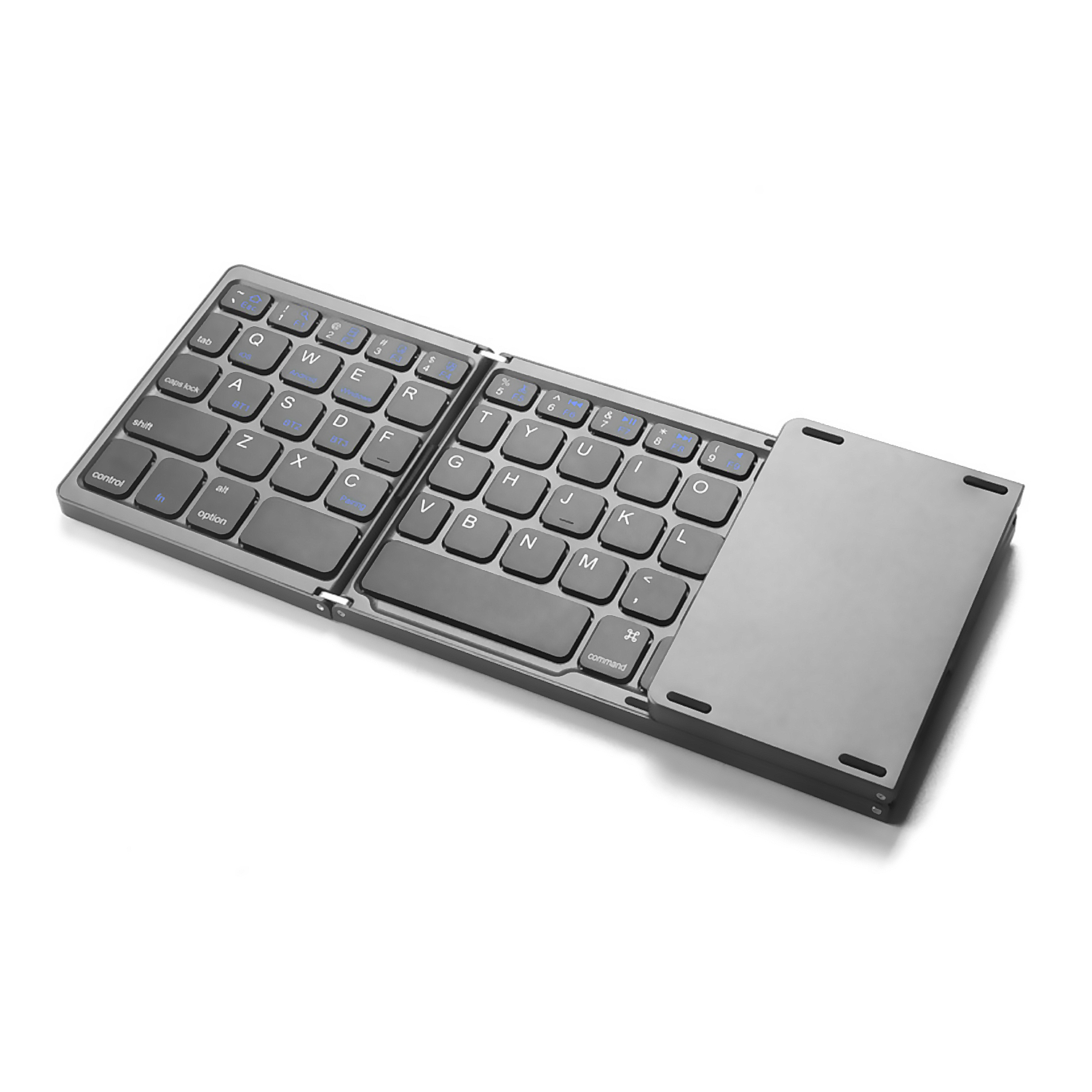 Teclado plegable plateado con teclas y panel táctil, sobre fondo blanco.