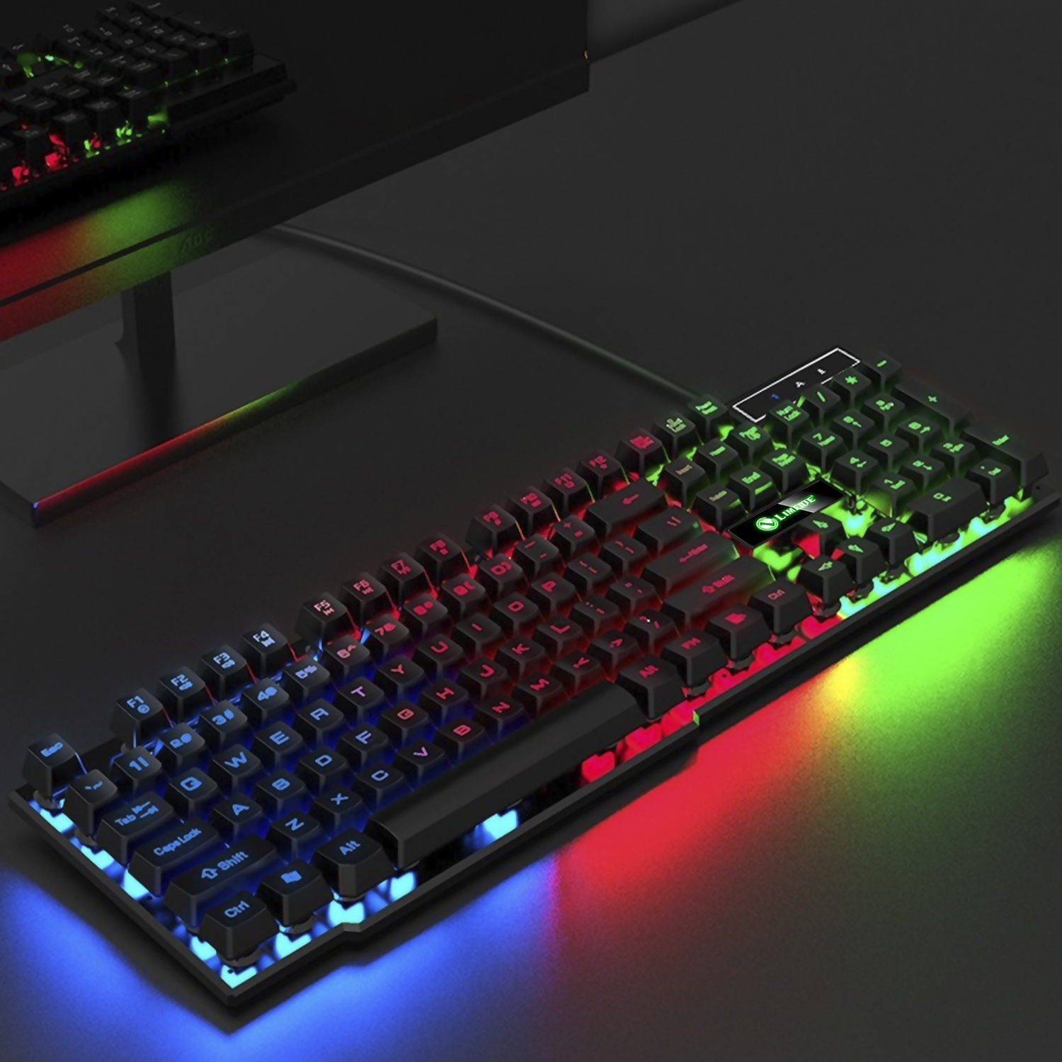 Una tastiera da gioco nera con illuminazione RGB sui tasti e uno sfondo scuro.