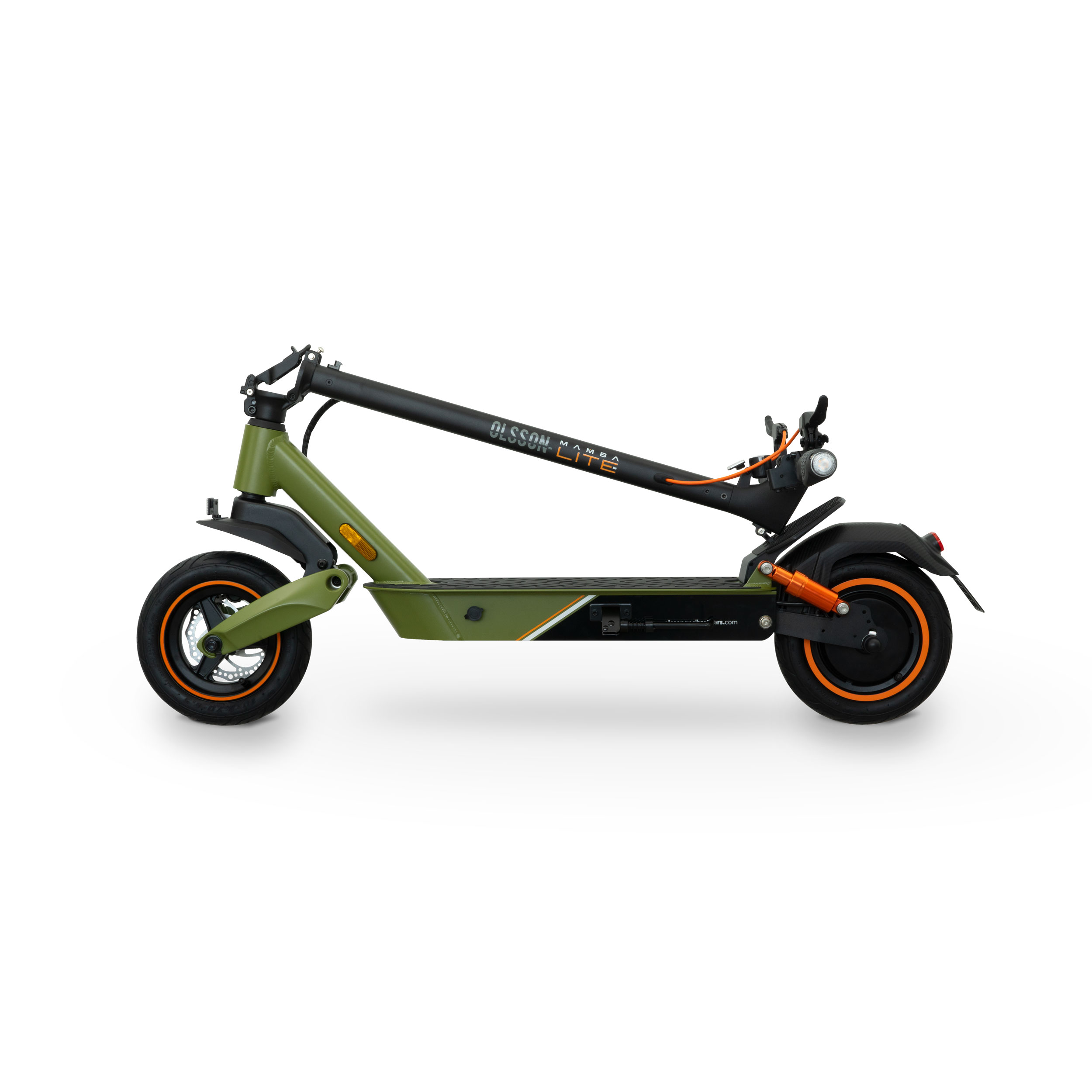 Scooter eléctrico. Marco verde y negro con ruedas naranjas. El scooter está sobre fondo blanco.