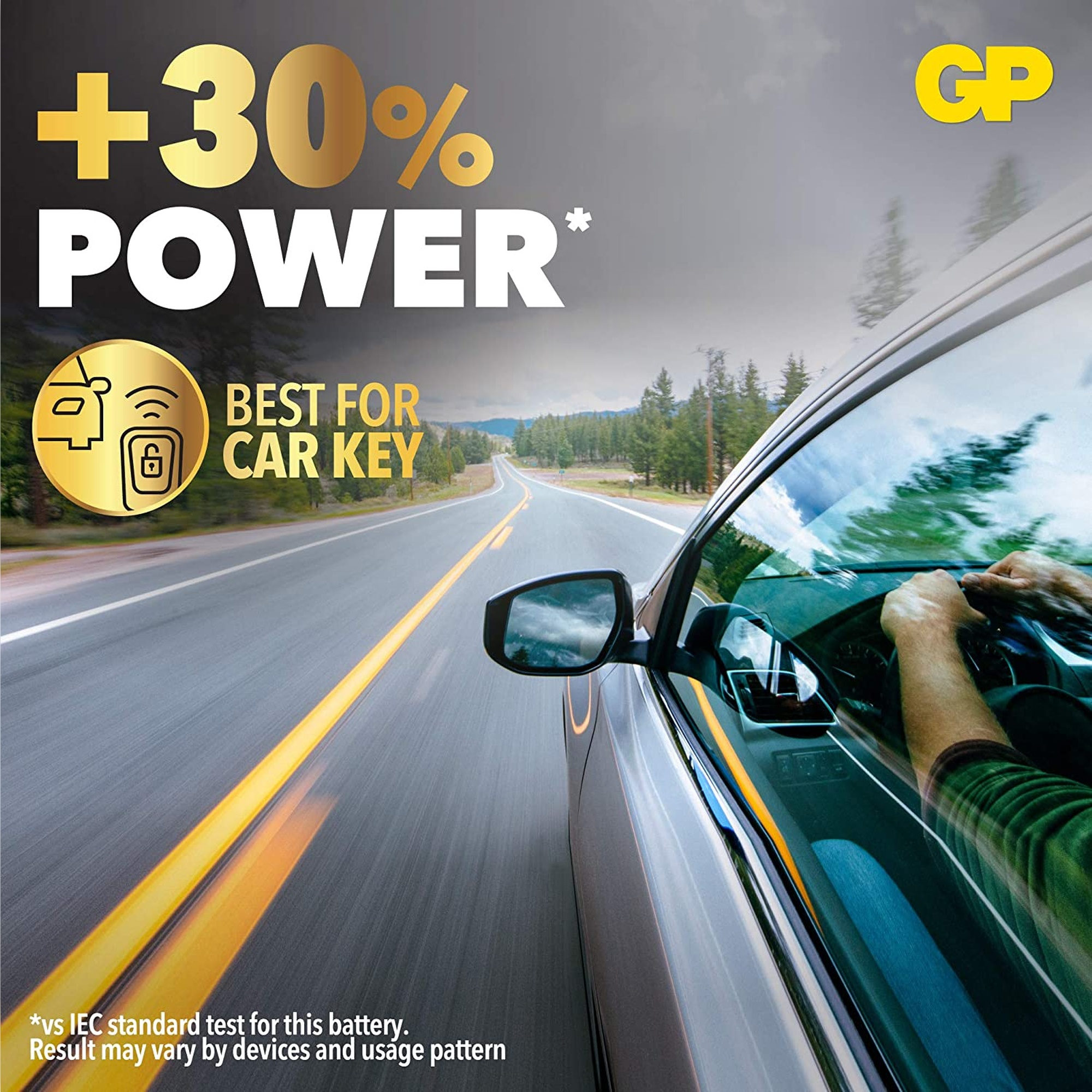 Auto fährt auf der Straße mit Autoschlüssel-Symbol, +30% Leistung. Wald und Himmel im Hintergrund.