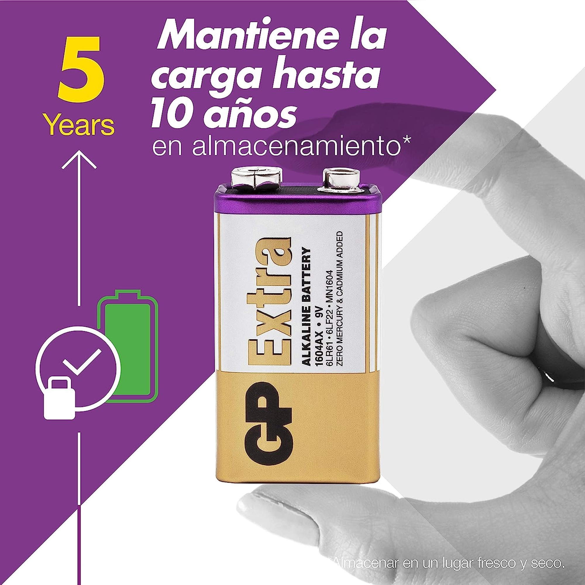 Una batería con texto: Extra, 5 años de vida útil, y una mano sosteniéndola.