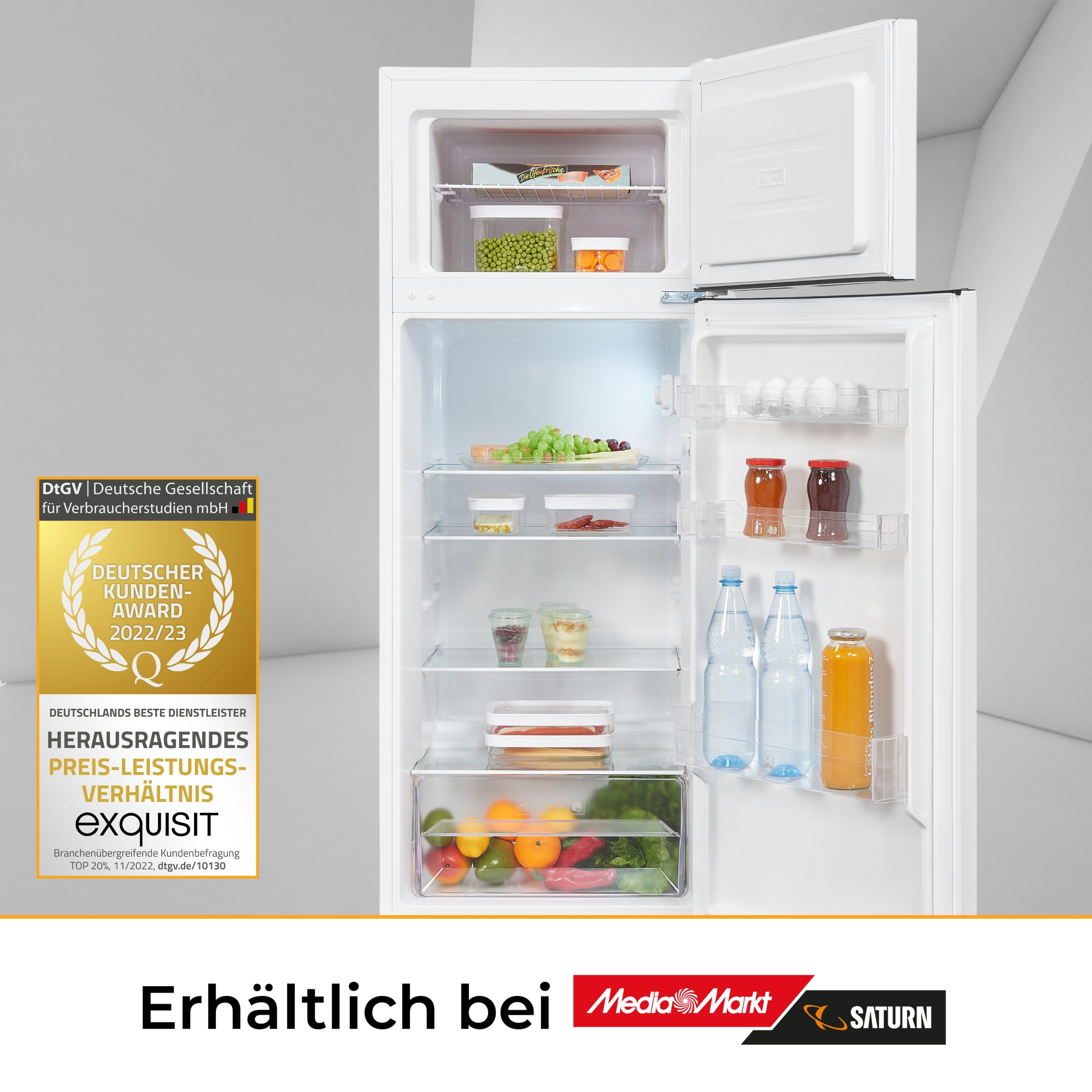 Ein weißer Kühlschrank mit offener Tür, die Regale mit Essen und Getränken zeigt.