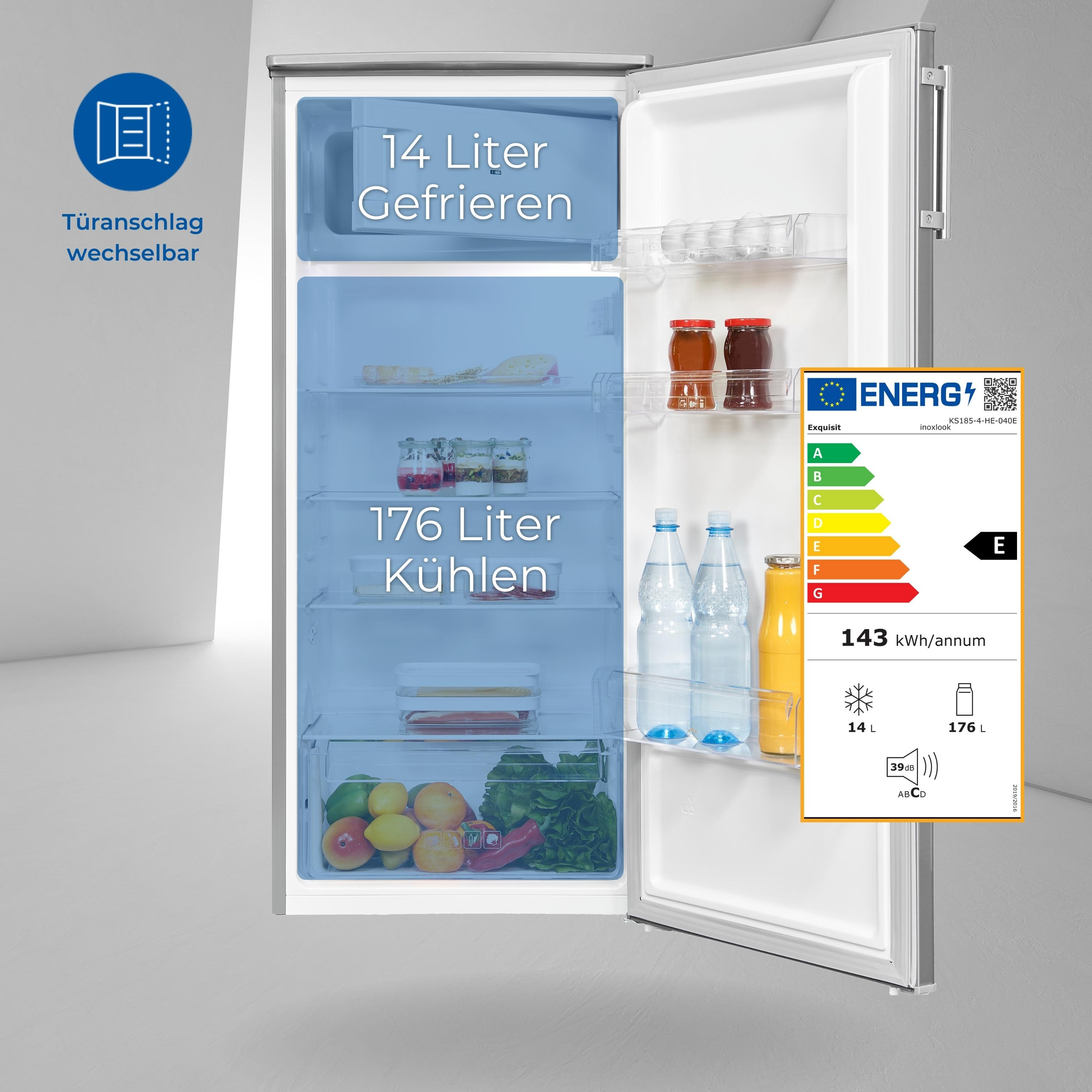 Ein Kühlschrank mit offener Tür, der Regale, Lebensmittel und ein Energieeffizienzlabel zeigt.