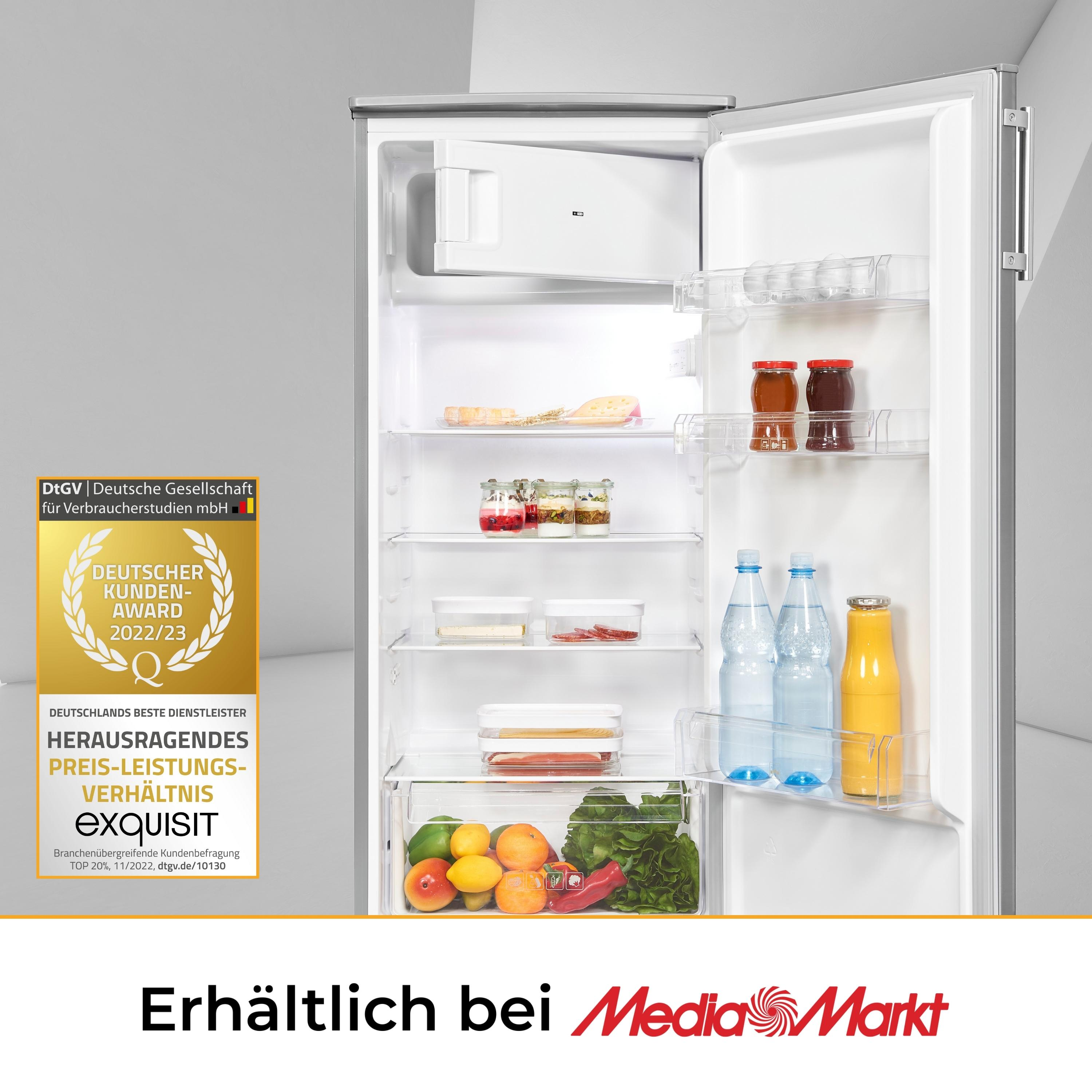 Geöffneter Kühlschrank mit Regalen mit Lebensmitteln und Getränken. Eine goldene Auszeichnung befindet sich links. Media Markt-Logo unten.