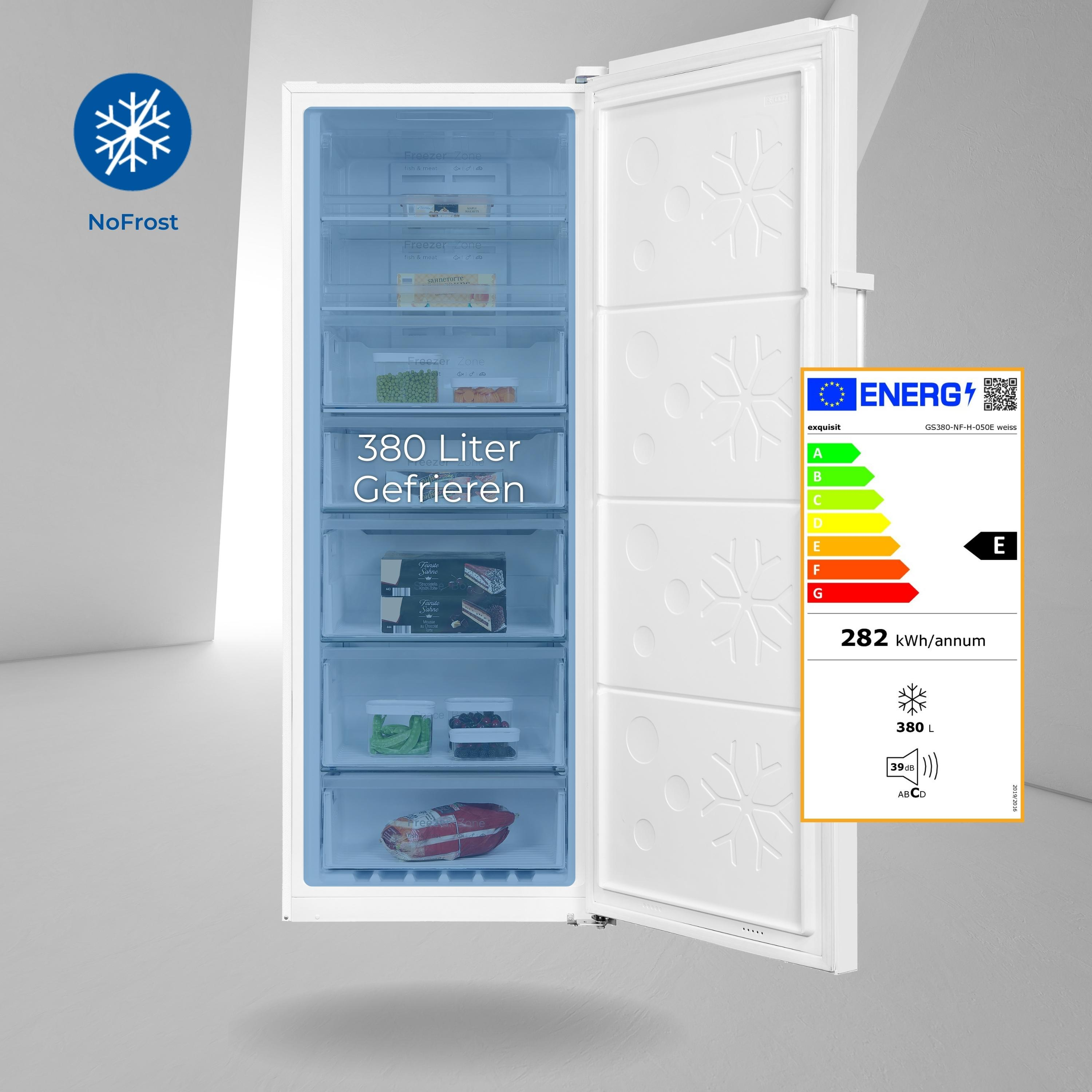 Weißer Gefrierschrank mit offener Tür, Schubladen mit Tiefkühlkost. Energieetikett rechts.