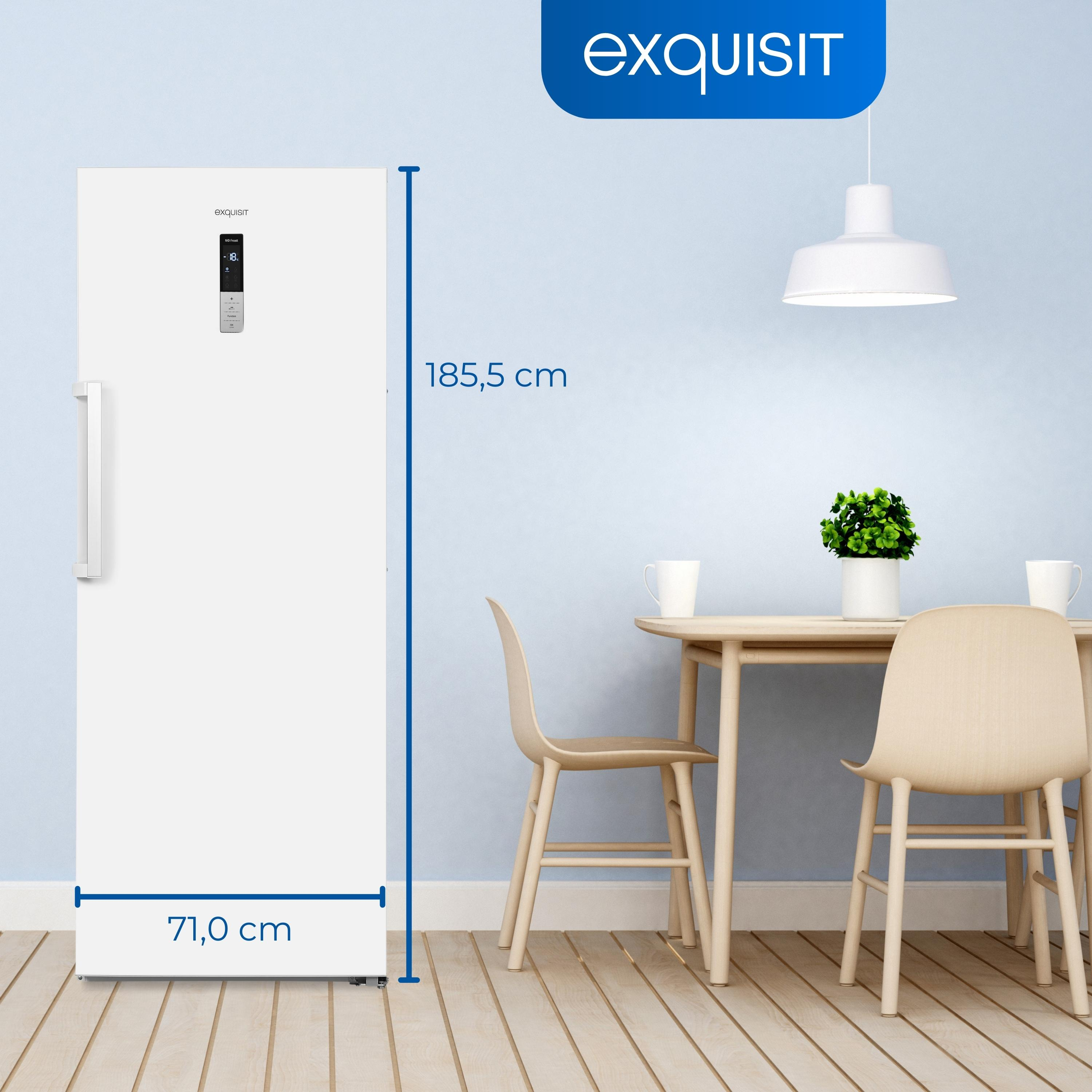 Weißer Kühlschrank mit den Maßen 185,5 cm hoch und 71,0 cm breit. Ein Esszimmer-Set im Hintergrund.