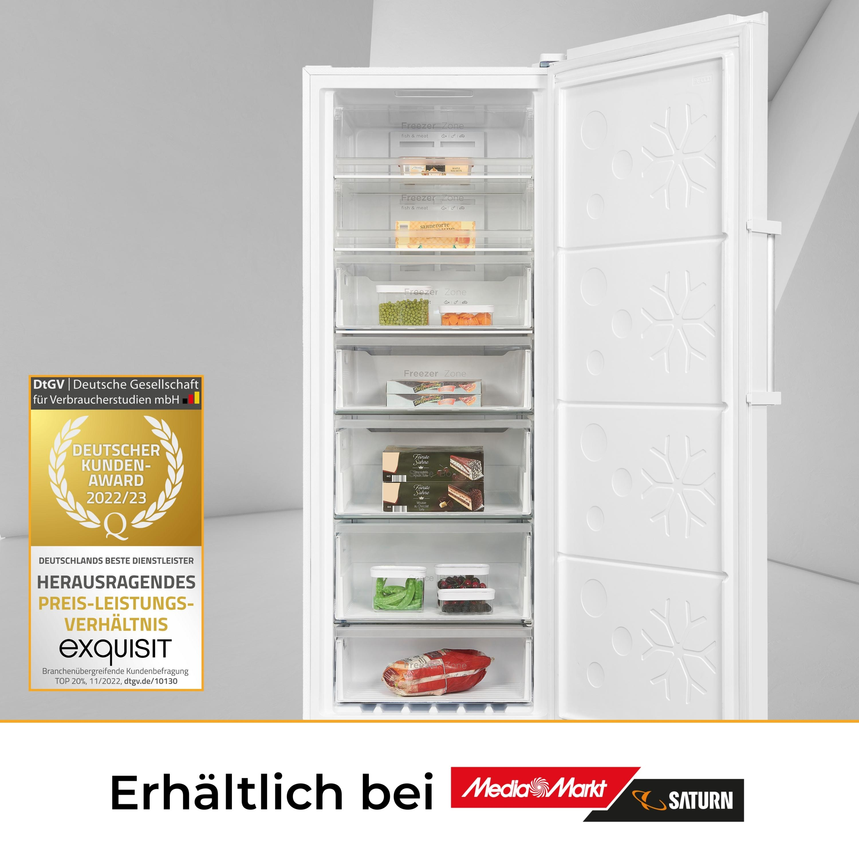 Ein weißer Kühlschrank mit geöffneter Tür, die Regale mit Lebensmitteln zeigt. Auf der linken Seite befindet sich eine Auszeichnung.