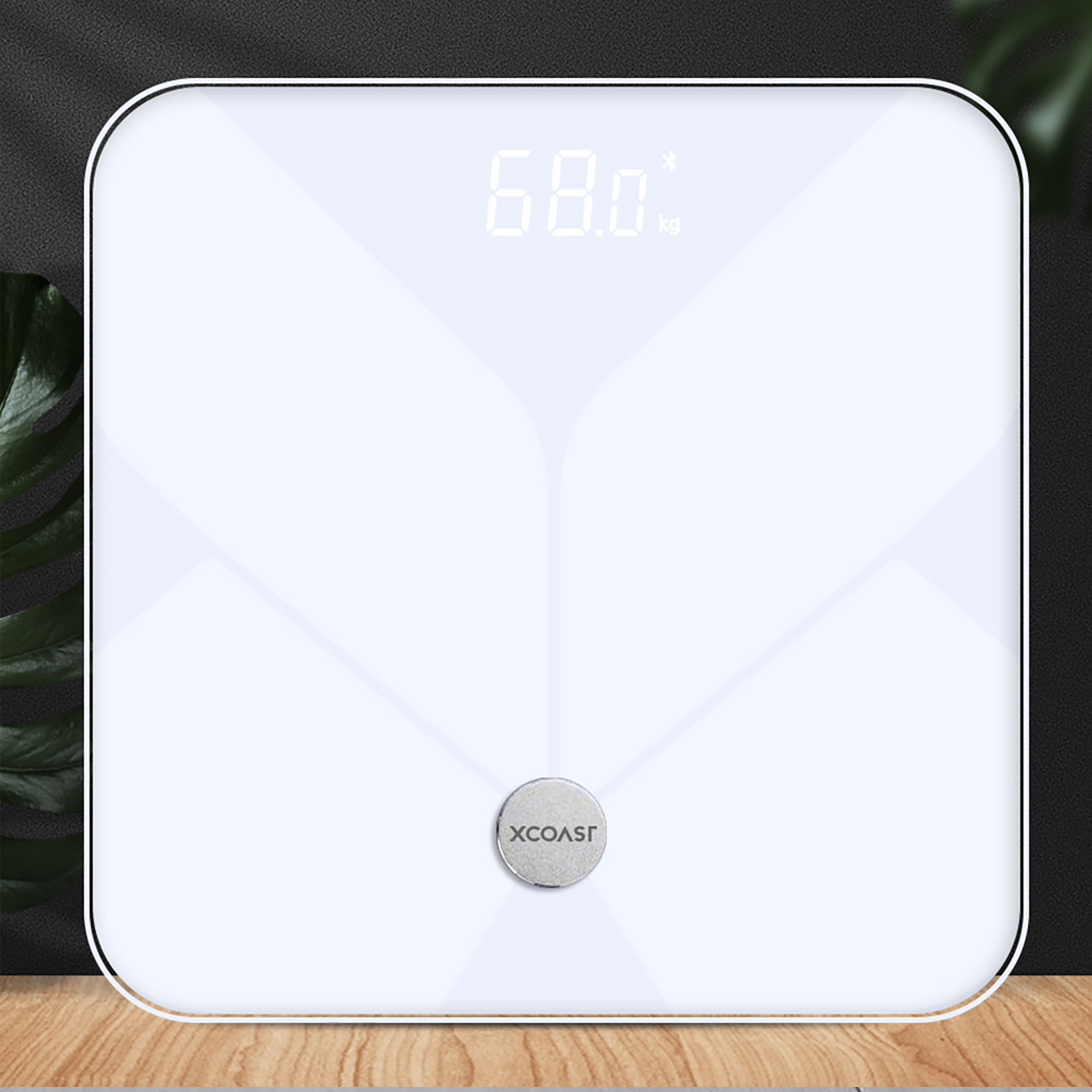 Eine weiße Digitalwaage, die 68,0 kg anzeigt, mit einem XCOAST-Logo und einem schwarzen Hintergrund.