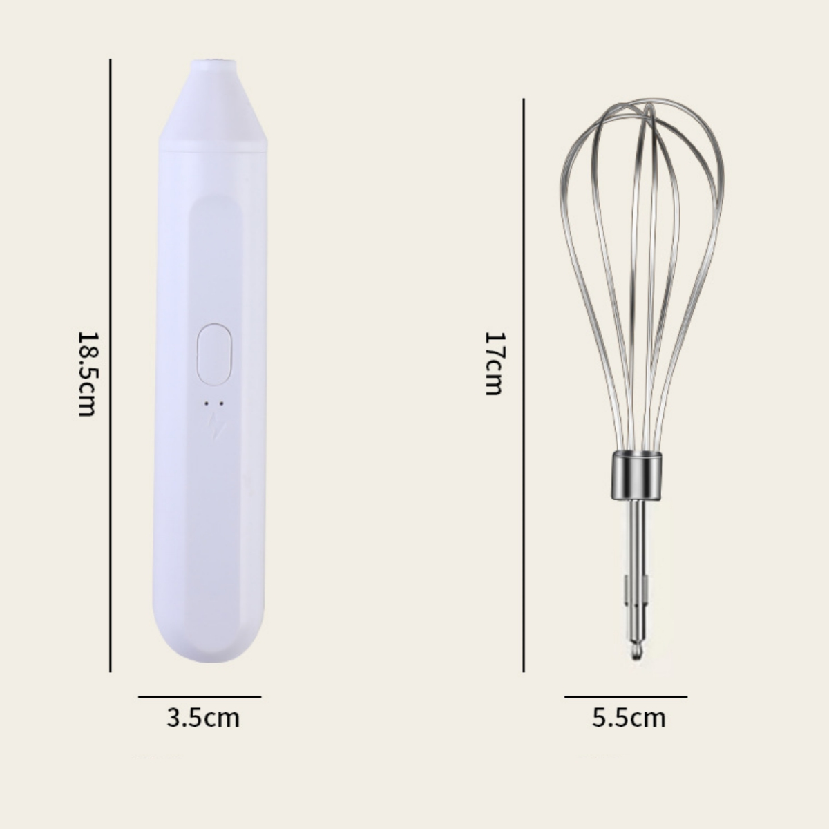 Ein weißer Handmixer mit Abmessungen: 18,5 cm und 3,5 cm. Daneben ein Schneebesen mit 17 cm und 5,5 cm.