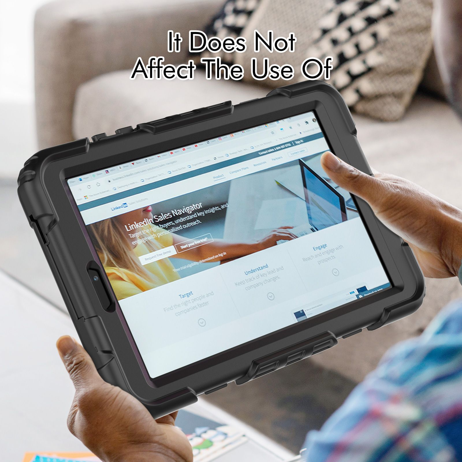 Eine Person, die ein Tablet in einer Schutzhülle hält. Das Tablet zeigt eine LinkedIn-Seite an.