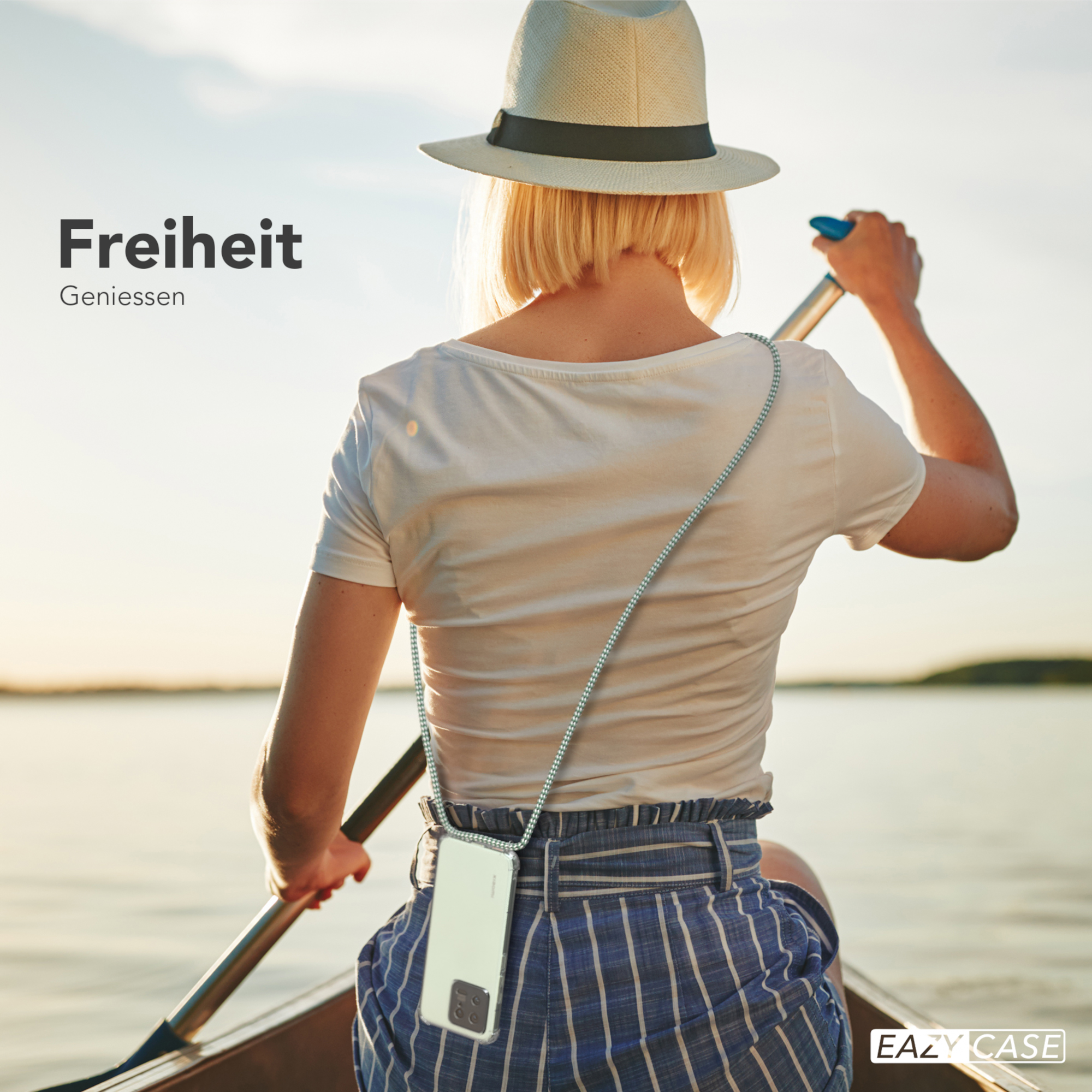 Frau rudert ein Boot und hält ein Handy an einer Kette.