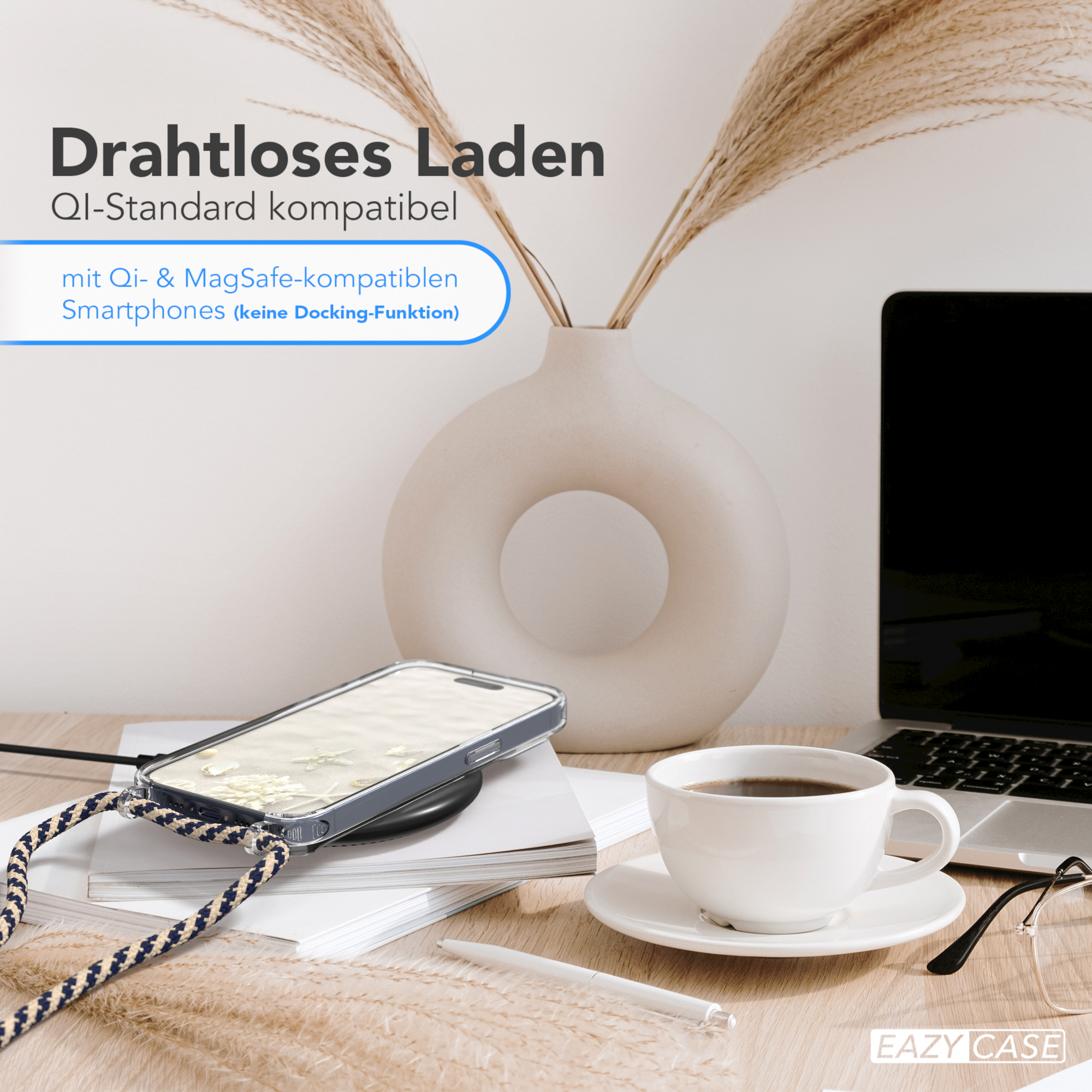 Telefon auf kabellosem Ladegerät, Kaffeetasse, Vase. Holztisch. Neutrale Töne.