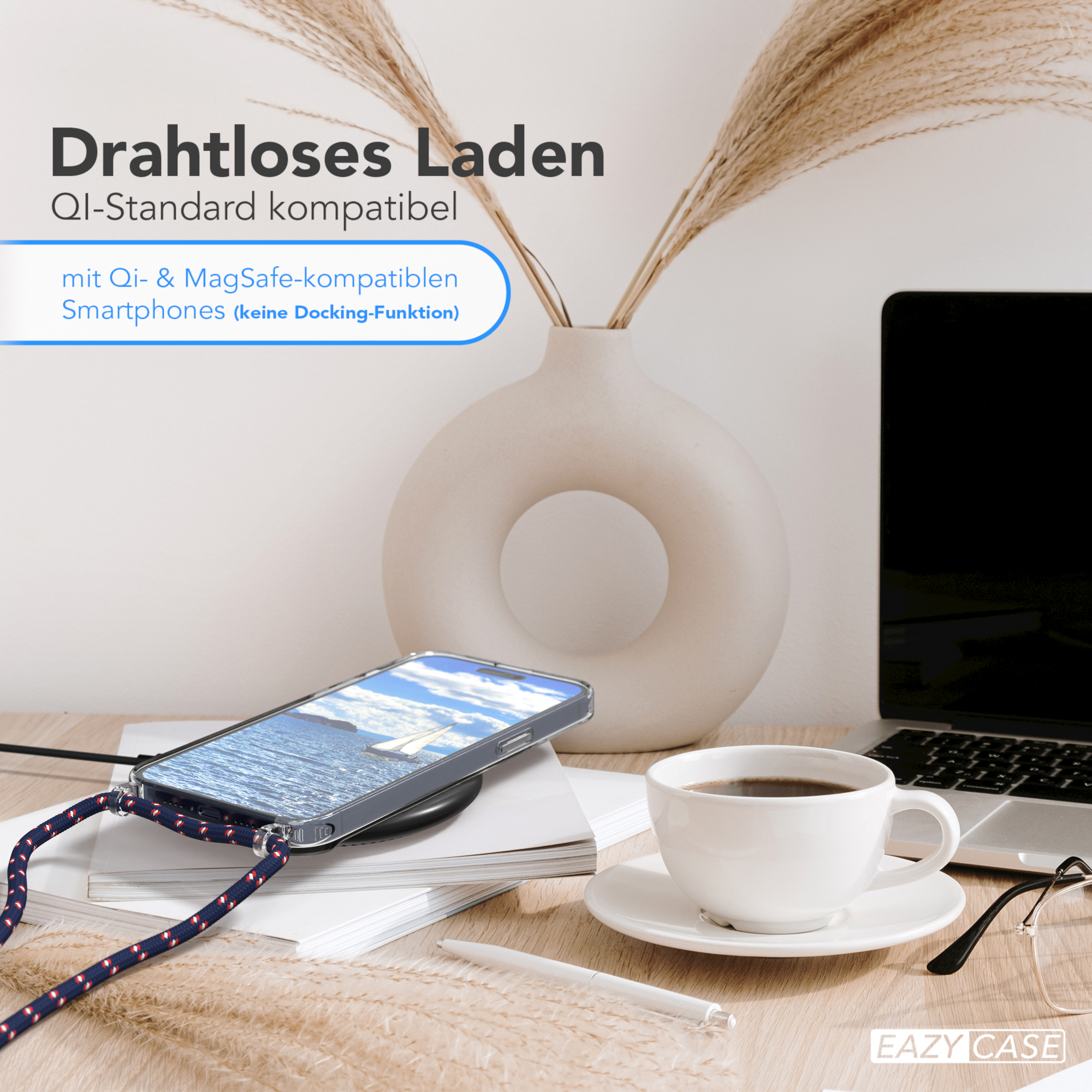 Ein Telefon wird kabellos auf einem Schreibtisch aufgeladen. Eine Kaffeetasse, ein Stift und eine Vase sind ebenfalls sichtbar.