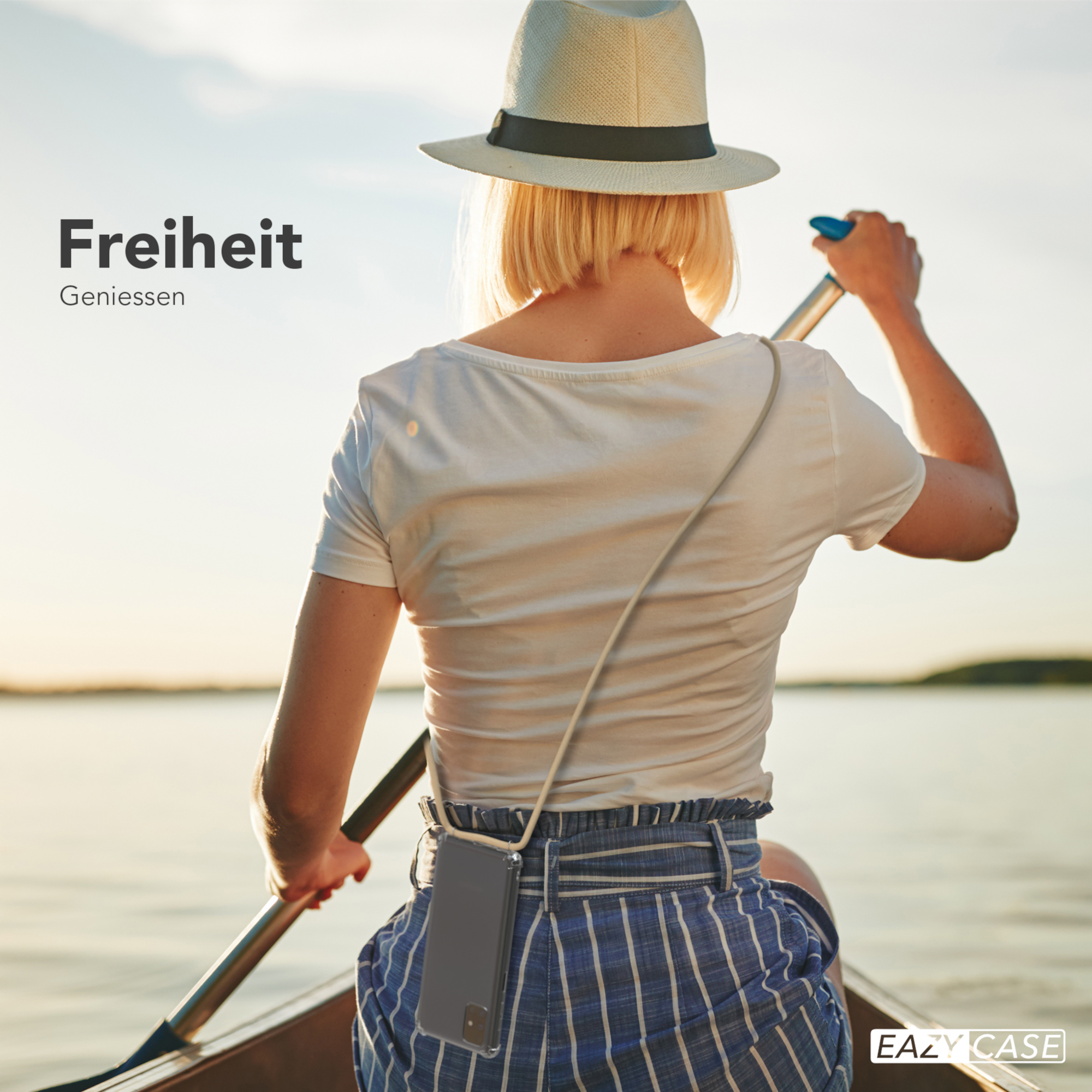 Eine Person mit Hut auf einem Boot, das auf einem See paddelt, eine Handyhülle mit Kordel.