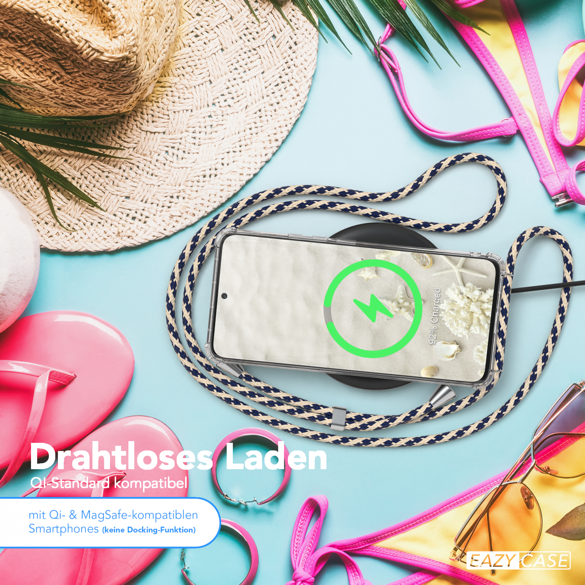 Ein Telefon mit Lanyard auf einem kabellosen Ladegerät, mit Strandaccessoires und Bikini, alles auf blauer Oberfläche.
