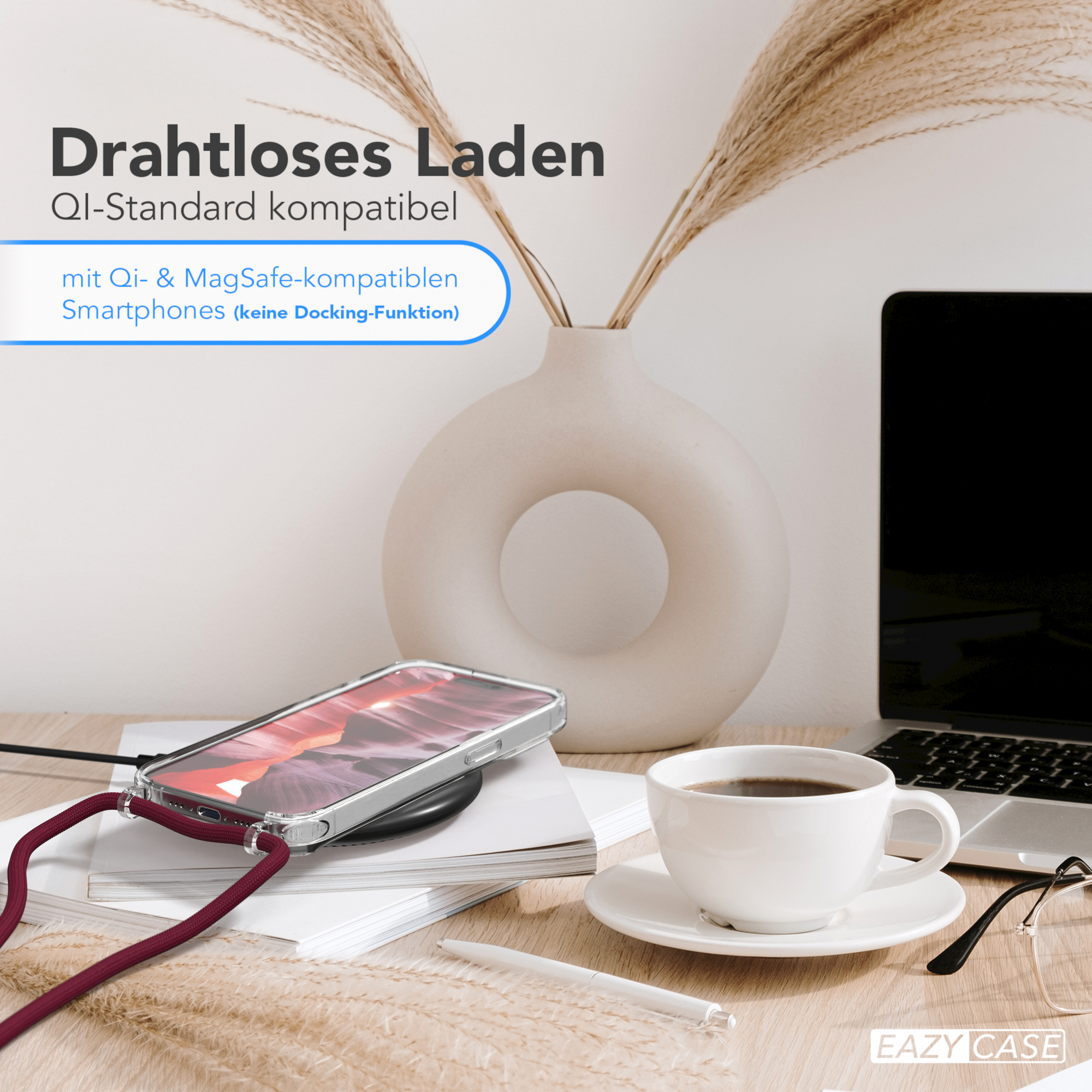 Ein Telefon auf einem kabellosen Ladegerät, mit Kaffeetasse, Papieren und Brille. Vase.