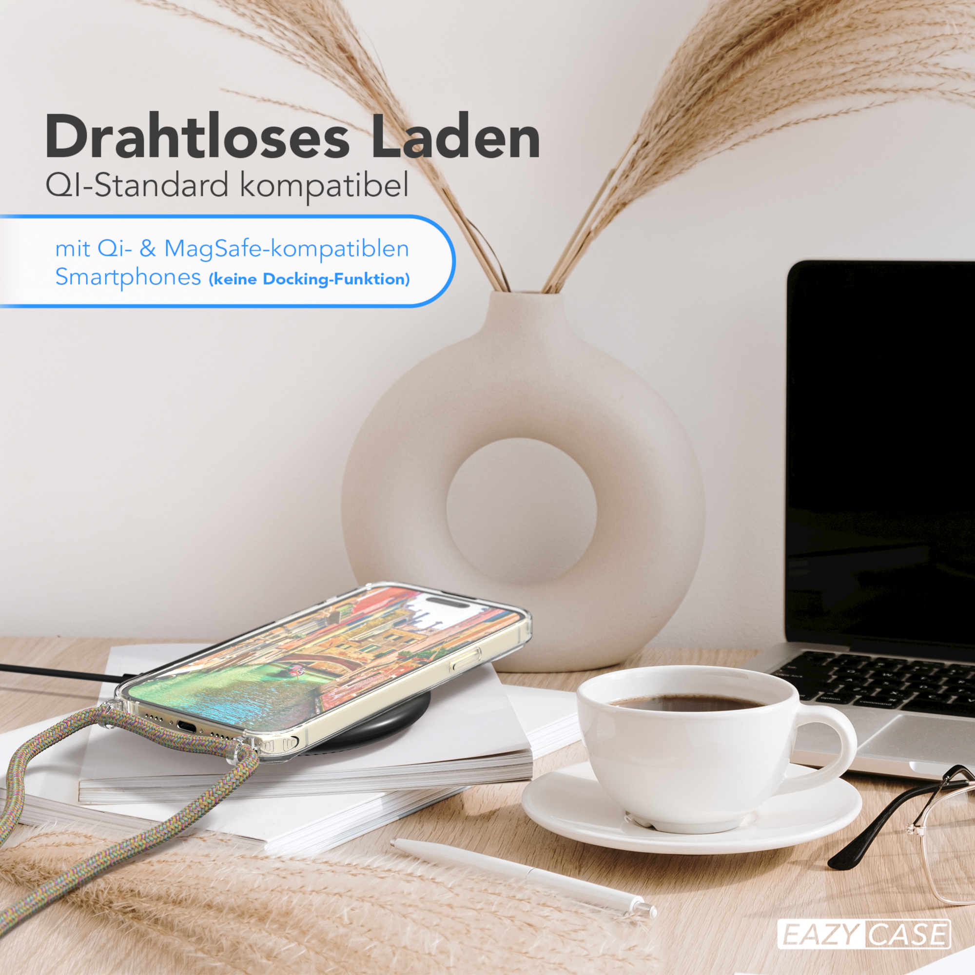 Telefon in klarer Hülle auf Ladegerät. Kaffee, Vase und Laptop auf dem Schreibtisch. Text: Kabelloses Laden.