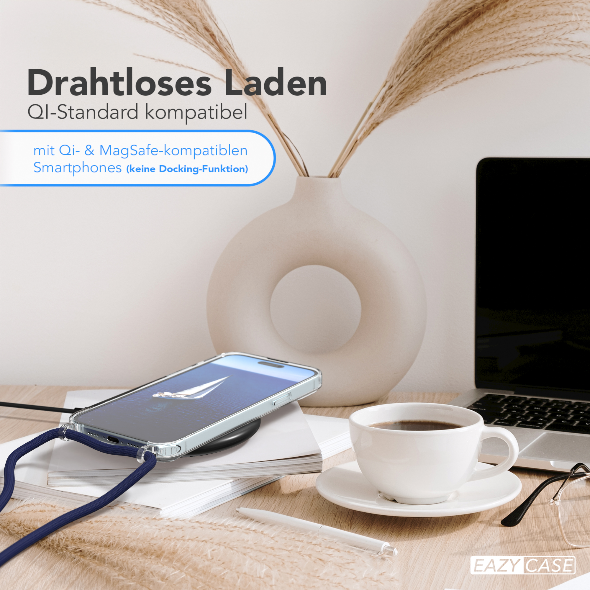 Telefon mit Band lädt kabellos auf weißer Oberfläche. Kaffeetasse und andere Gegenstände.