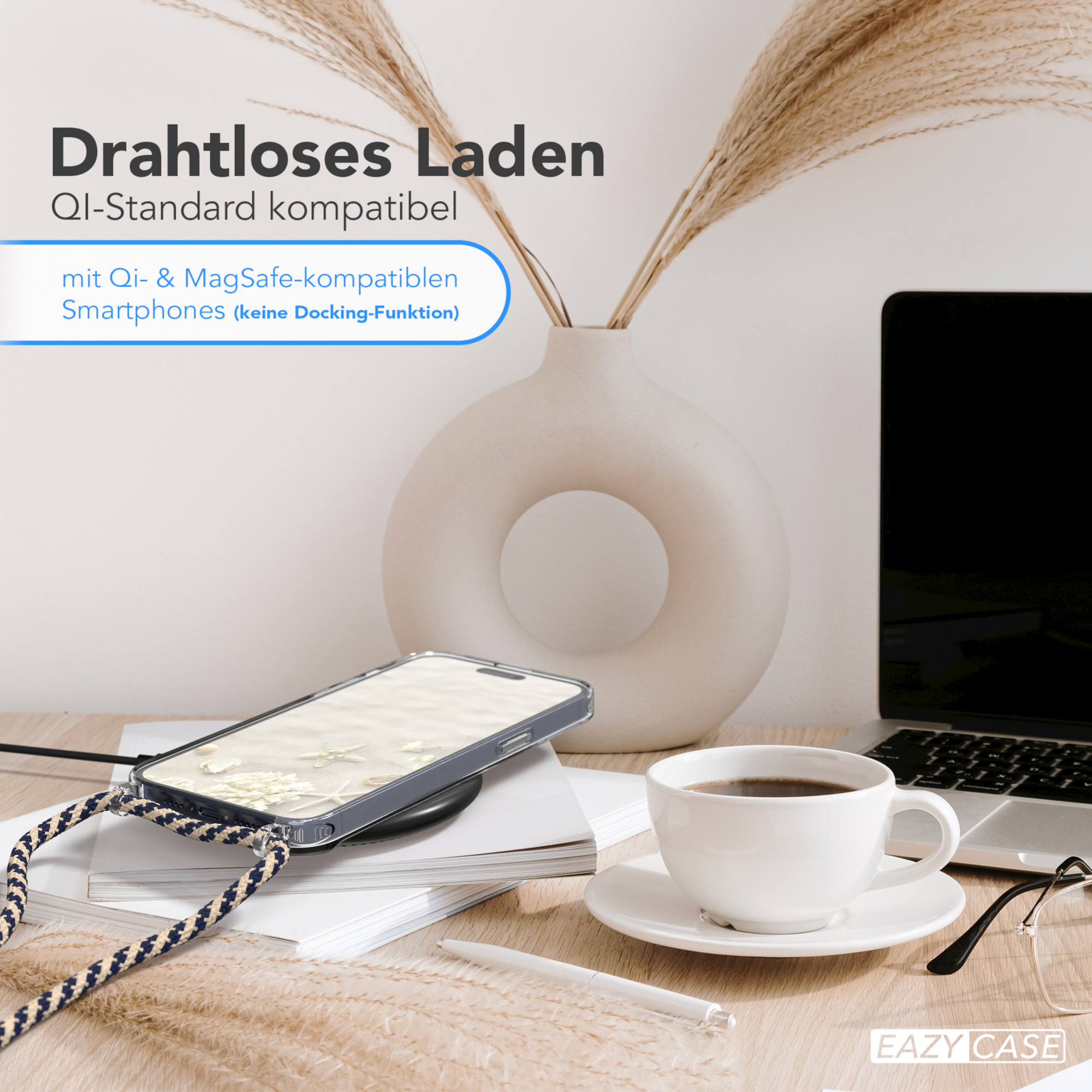 Ein Telefon auf einem kabellosen Ladegerät, eine Tasse Kaffee und eine Vase auf einem Schreibtisch.