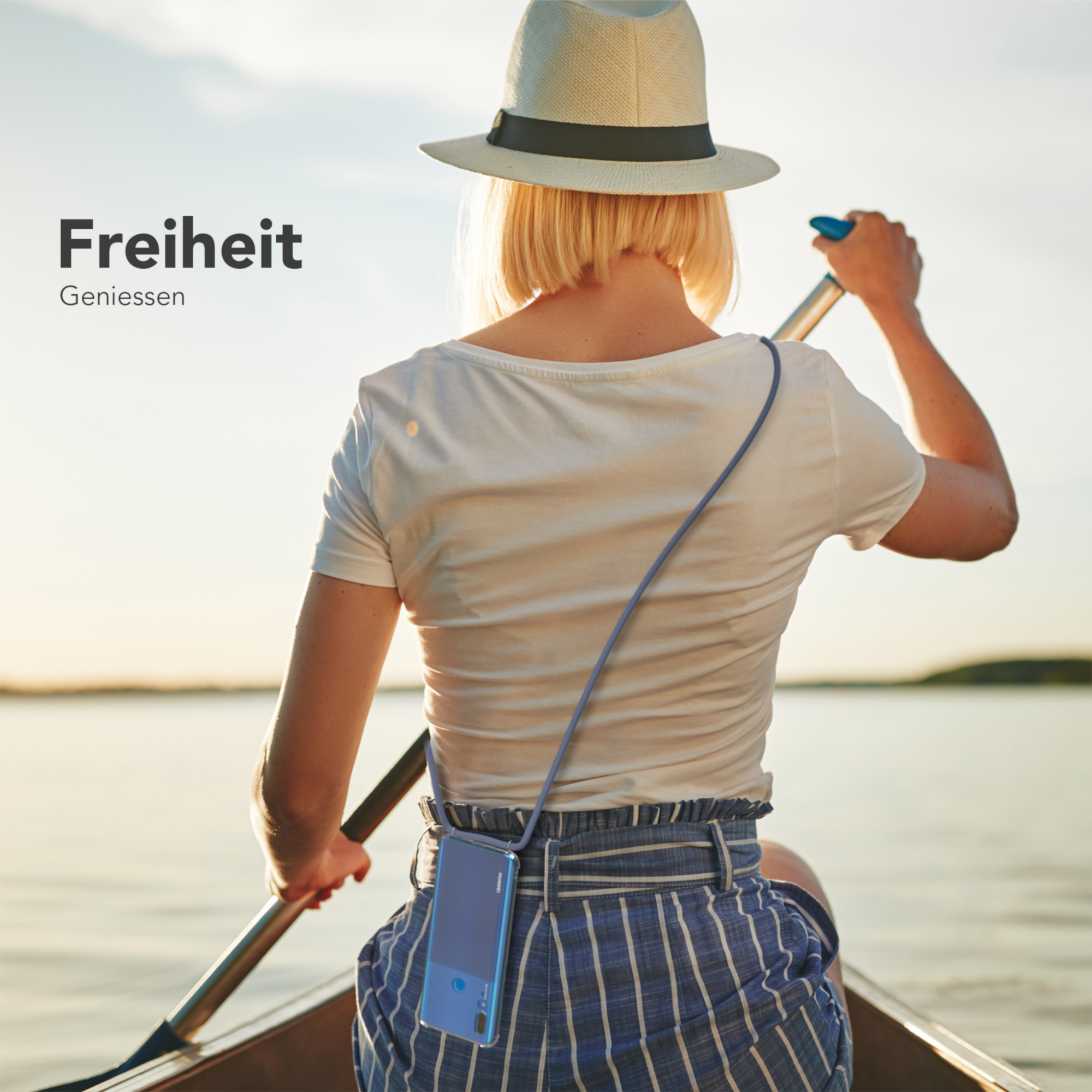 Eine Frau im Boot mit Strohhut, hält ein Ruder und ein Telefon an ihrem Hals. Sonnenlicht.