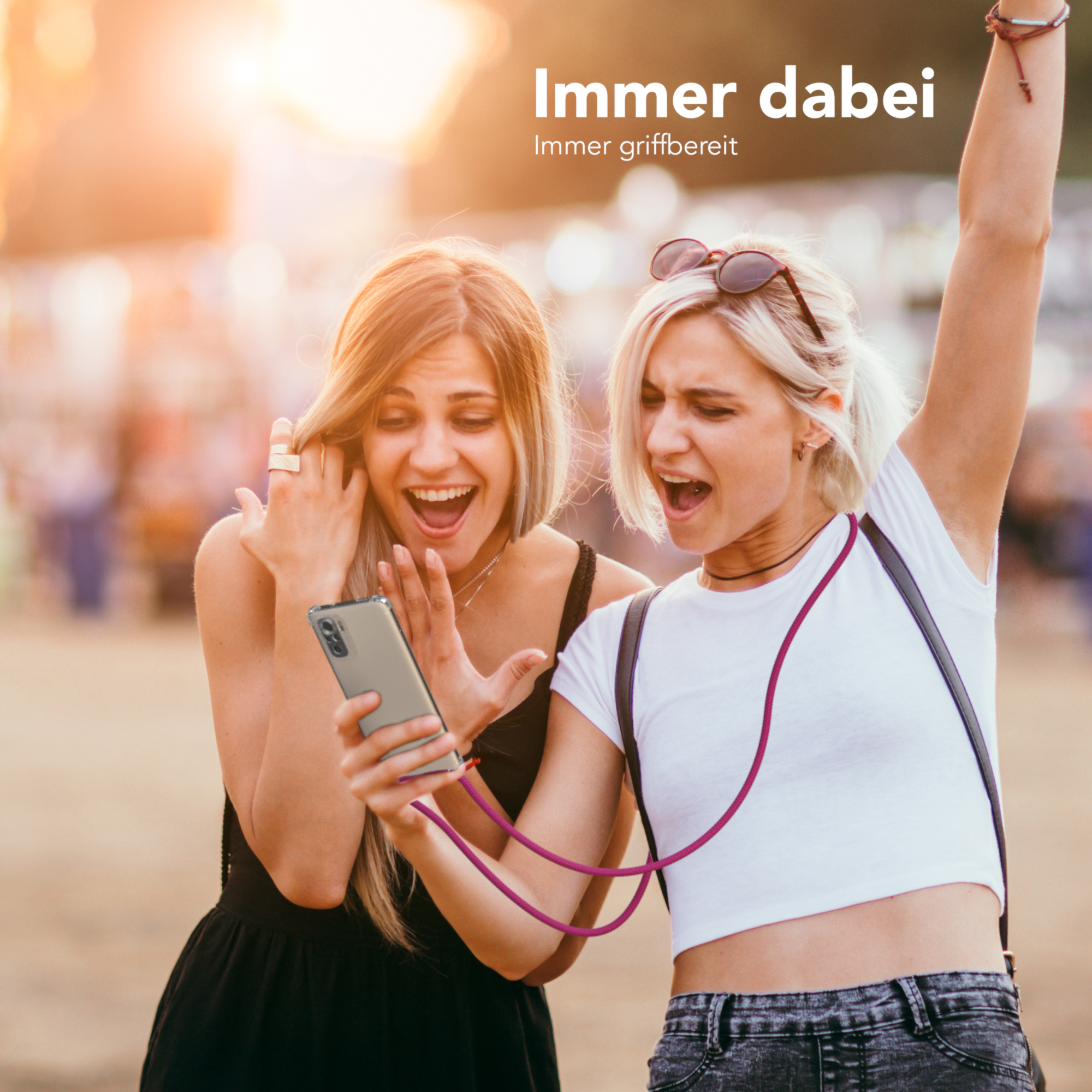 Zwei Frauen schauen auf ein Telefon, eine aufgeregt, mit einem Telefon mit Kordel.