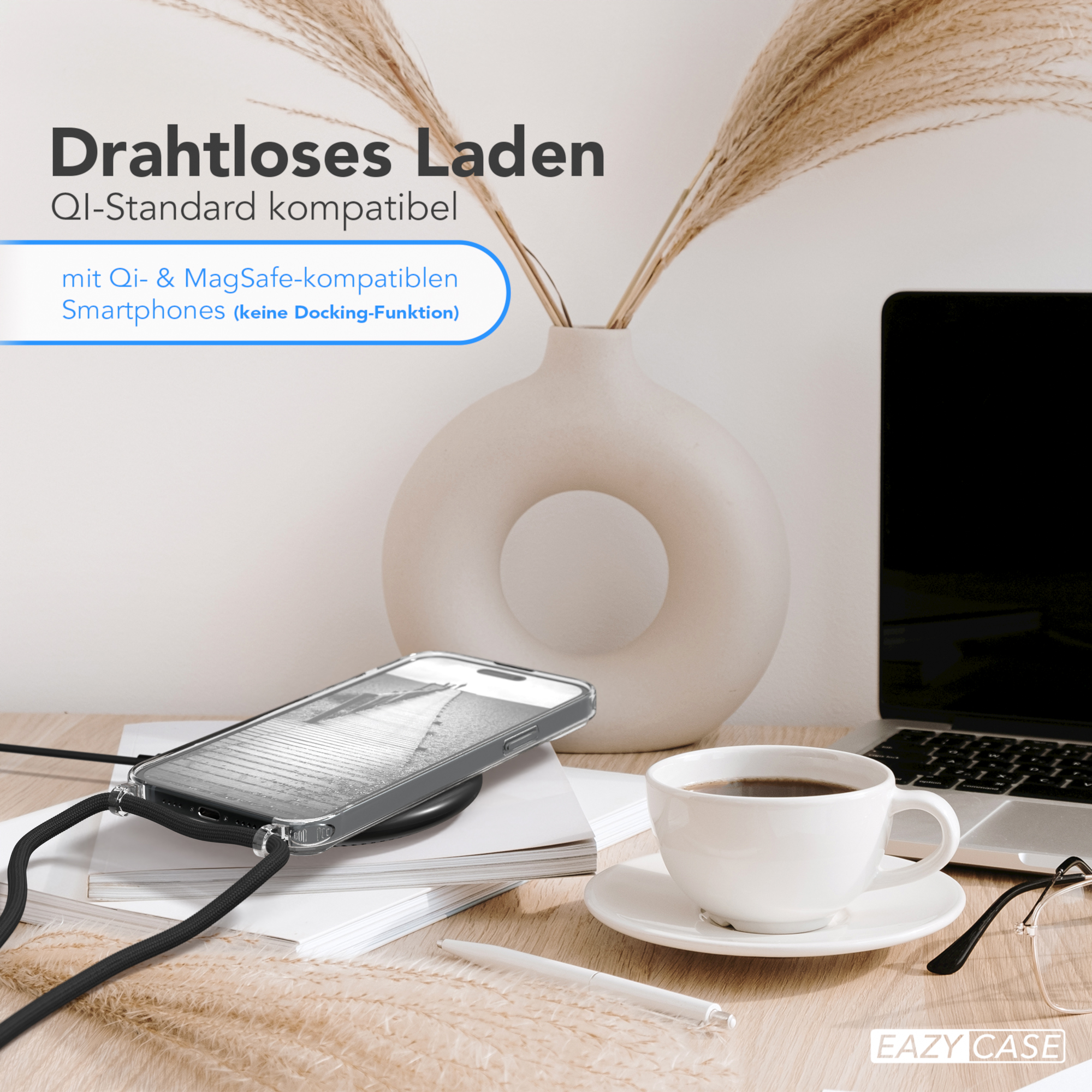 Ein Telefon in einer durchsichtigen Hülle liegt auf einem kabellosen Ladegerät. Kaffeetasse und Stift.