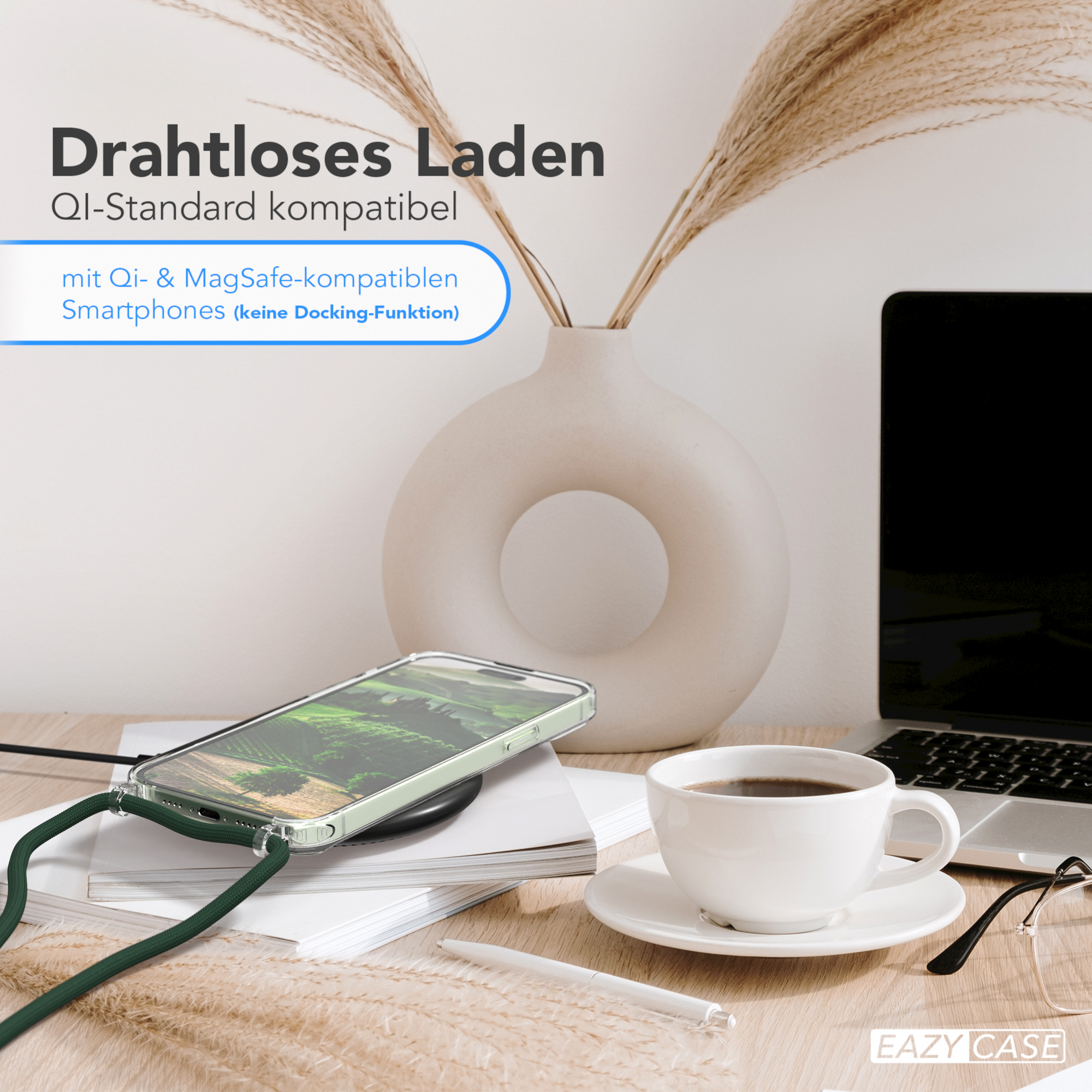 Ein Telefon auf einem kabellosen Ladegerät, mit Kaffeetasse und anderen Gegenständen auf einem Schreibtisch.
