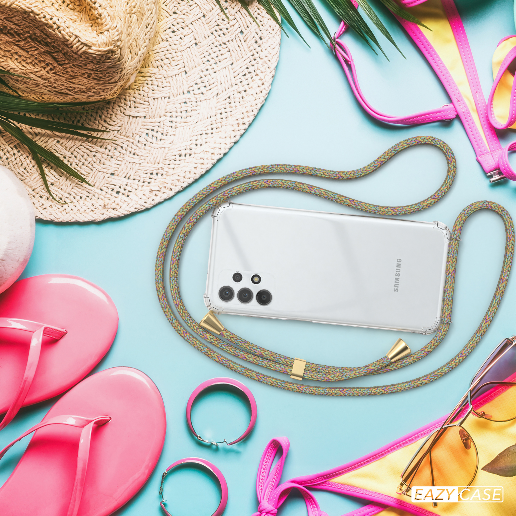 Telefon mit Hülle auf blauer Oberfläche mit Strandutensilien: Hut, Flip-Flops, Sonnenbrille und Armbänder.