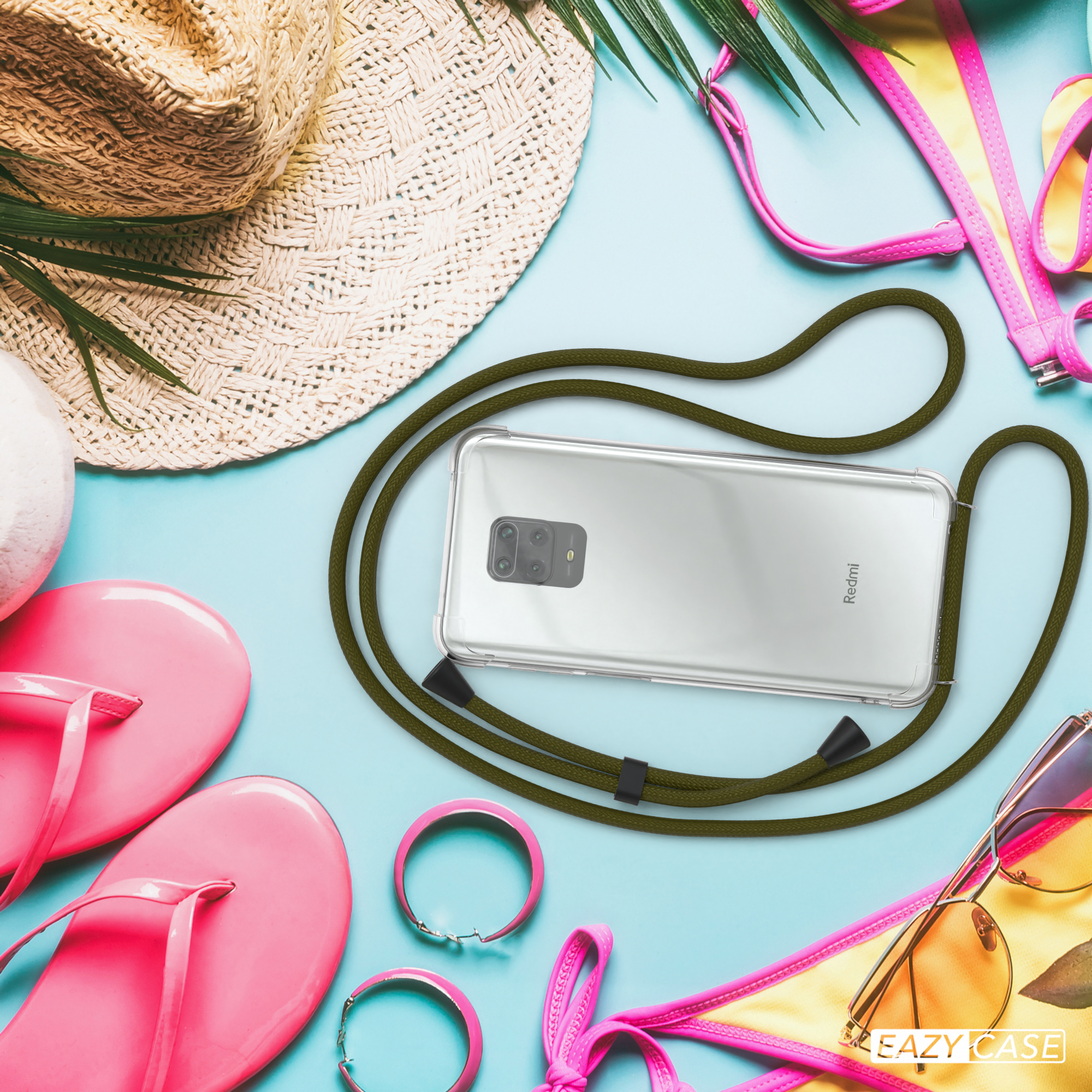 Handyhülle mit grünem Schlüsselband, Sonnenbrille und Strandaccessoires auf Blau.