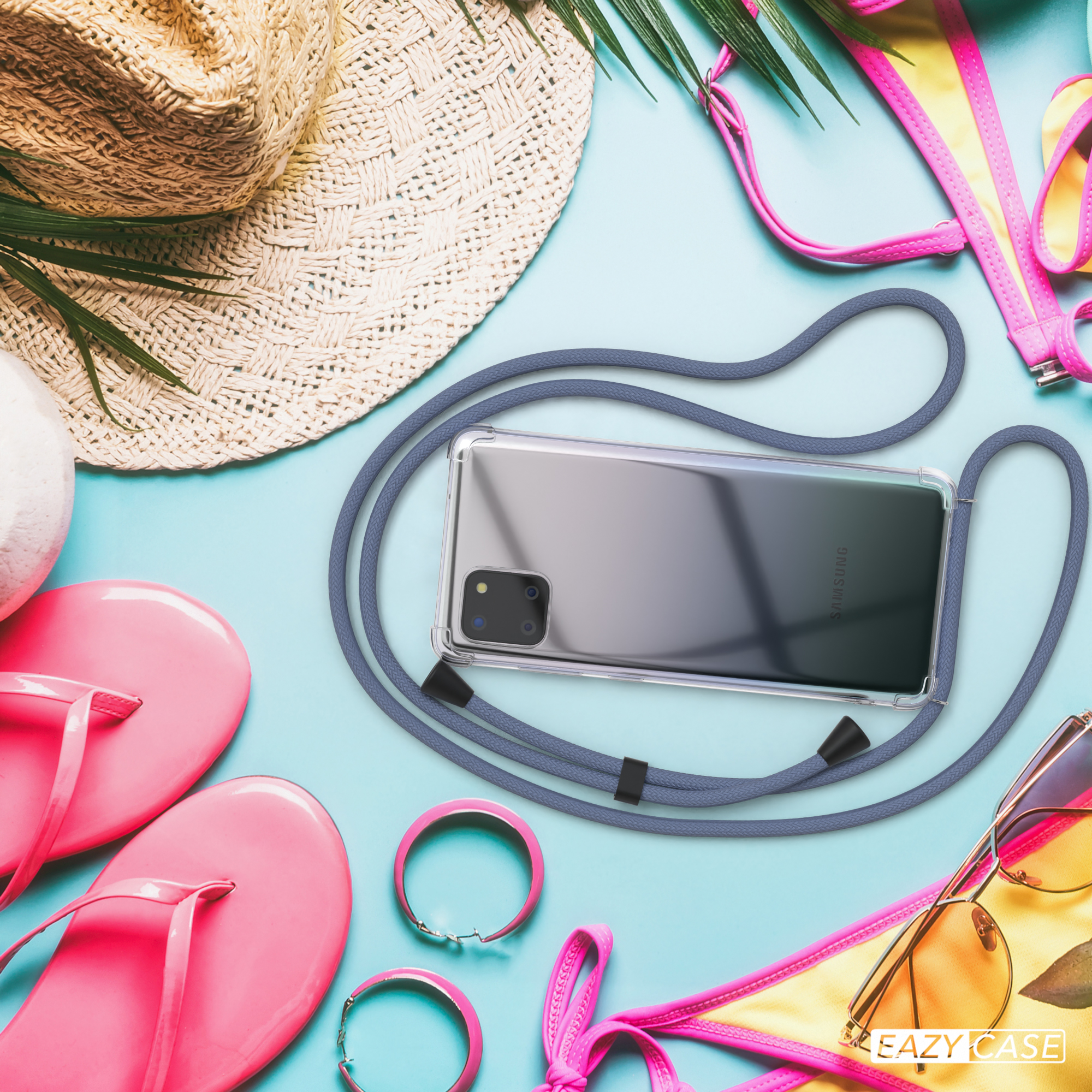 Ein Telefon mit Lanyard, Sonnenbrille, Hut, Flip-Flops und Armbändern auf blauem Hintergrund.