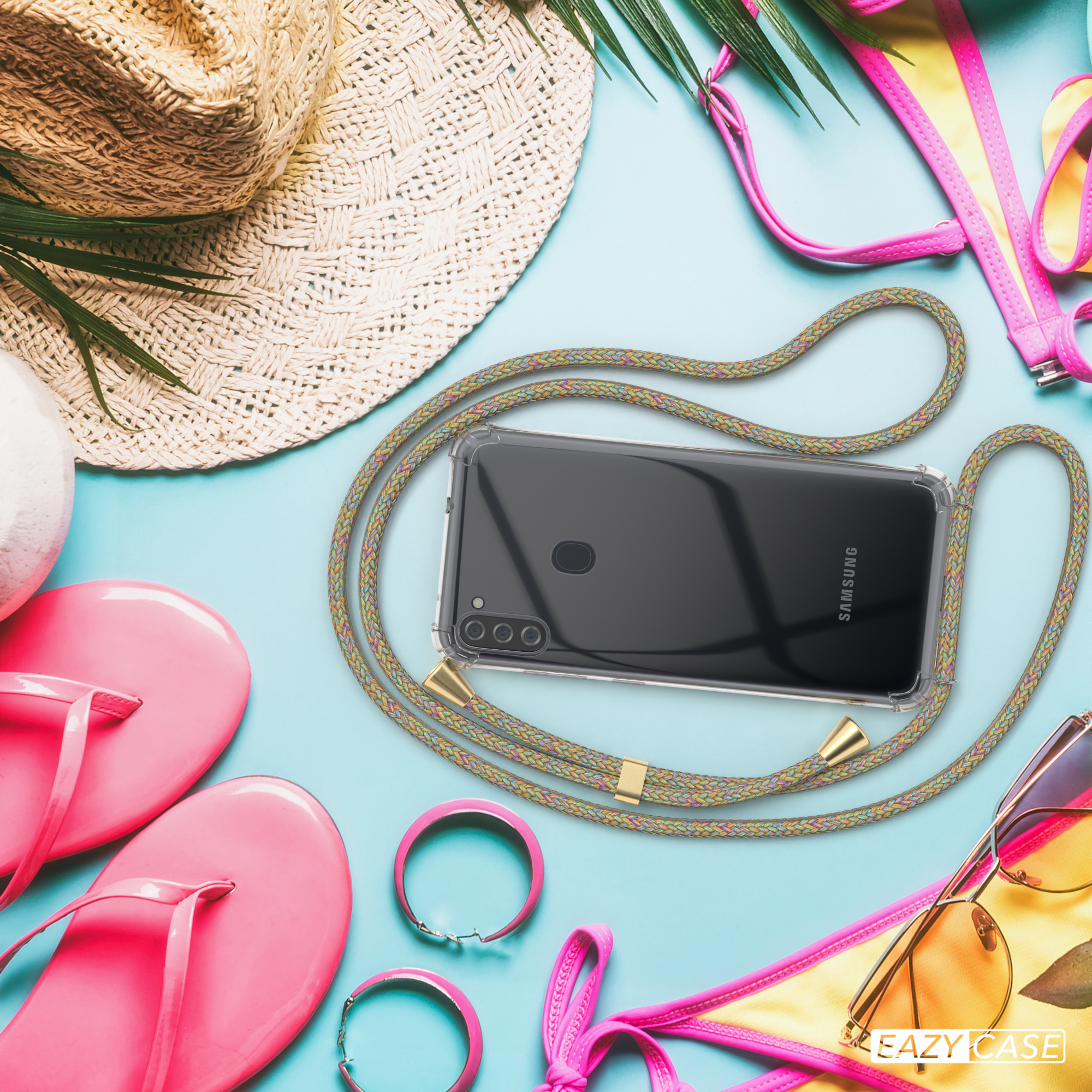 Ein Telefon in einer transparenten Hülle mit Lanyard, Flip-Flops und einem Bikini-Oberteil auf blauem Untergrund.