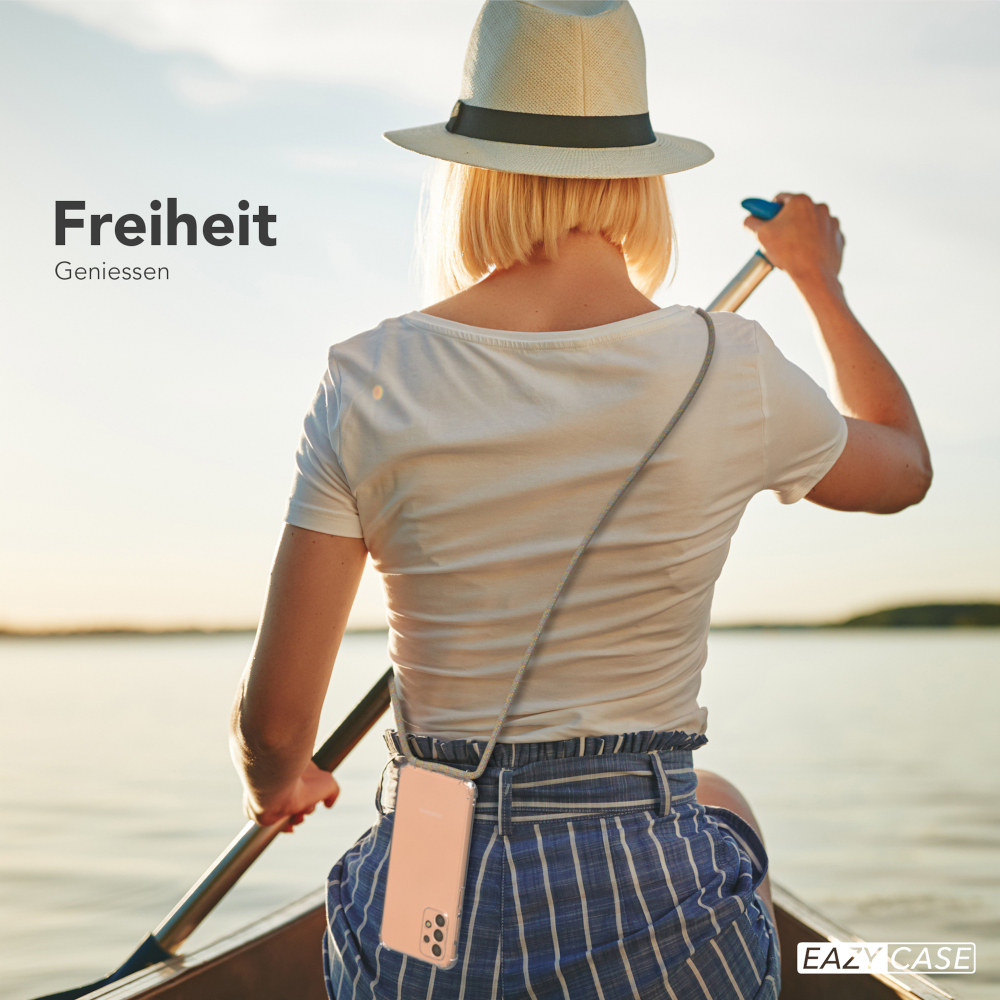 Person im Boot, hält Ruder, mit einer Handyhülle um den Hals.