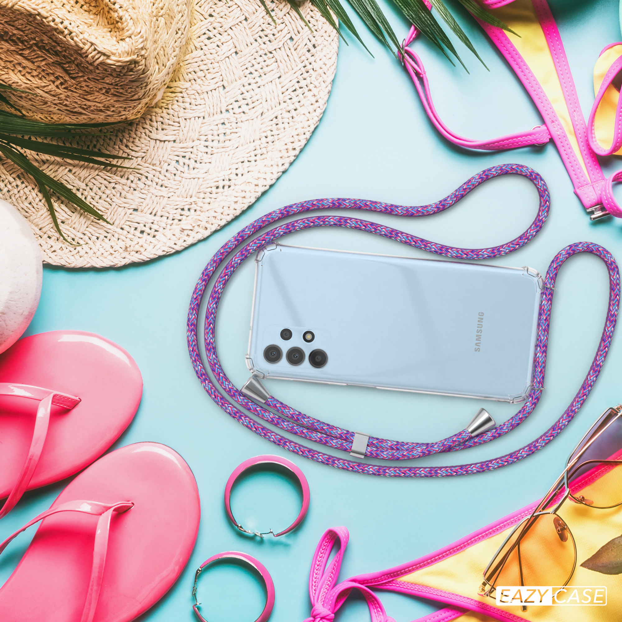 Strandszene mit Handy, Hülle, Sonnenbrille, Hut und Flip-Flops. Das Handy hat ein Lanyard. Blauer Hintergrund.