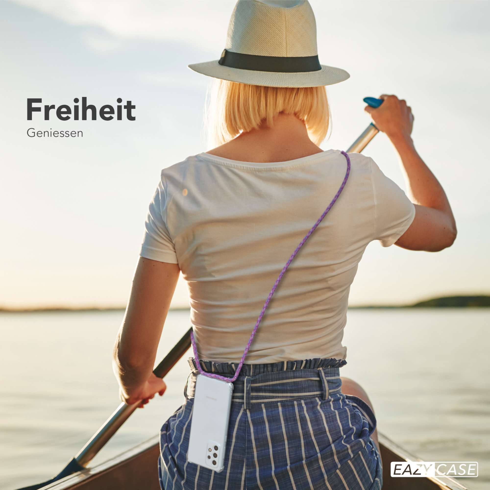 Frau in einem Boot auf einem See, hält Ruder und ein Telefon. Text: Freiheit.