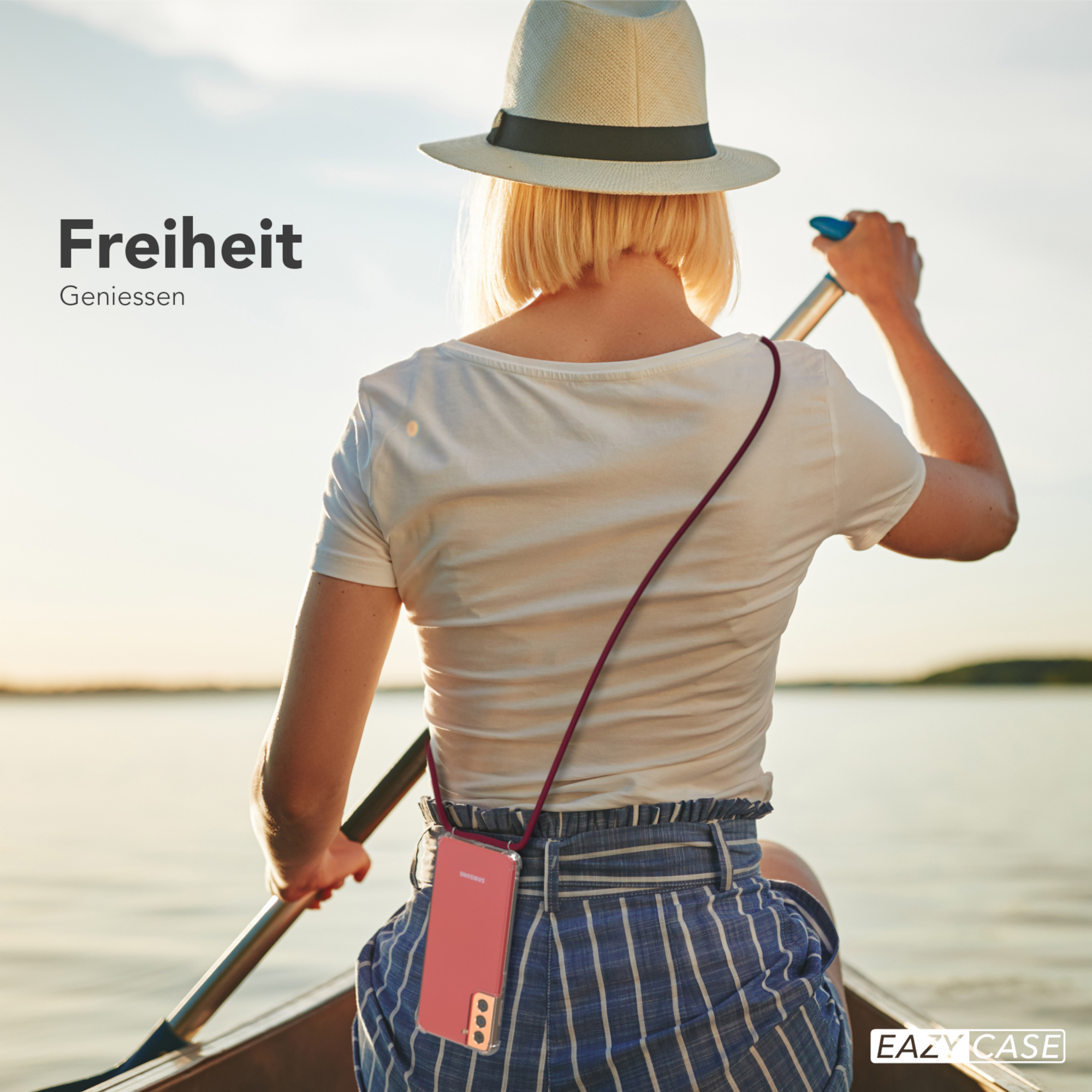 Eine Frau rudert in einem Boot. Das Telefon hängt mit einer Hülle um ihren Hals. Der Hintergrund ist Wasser.