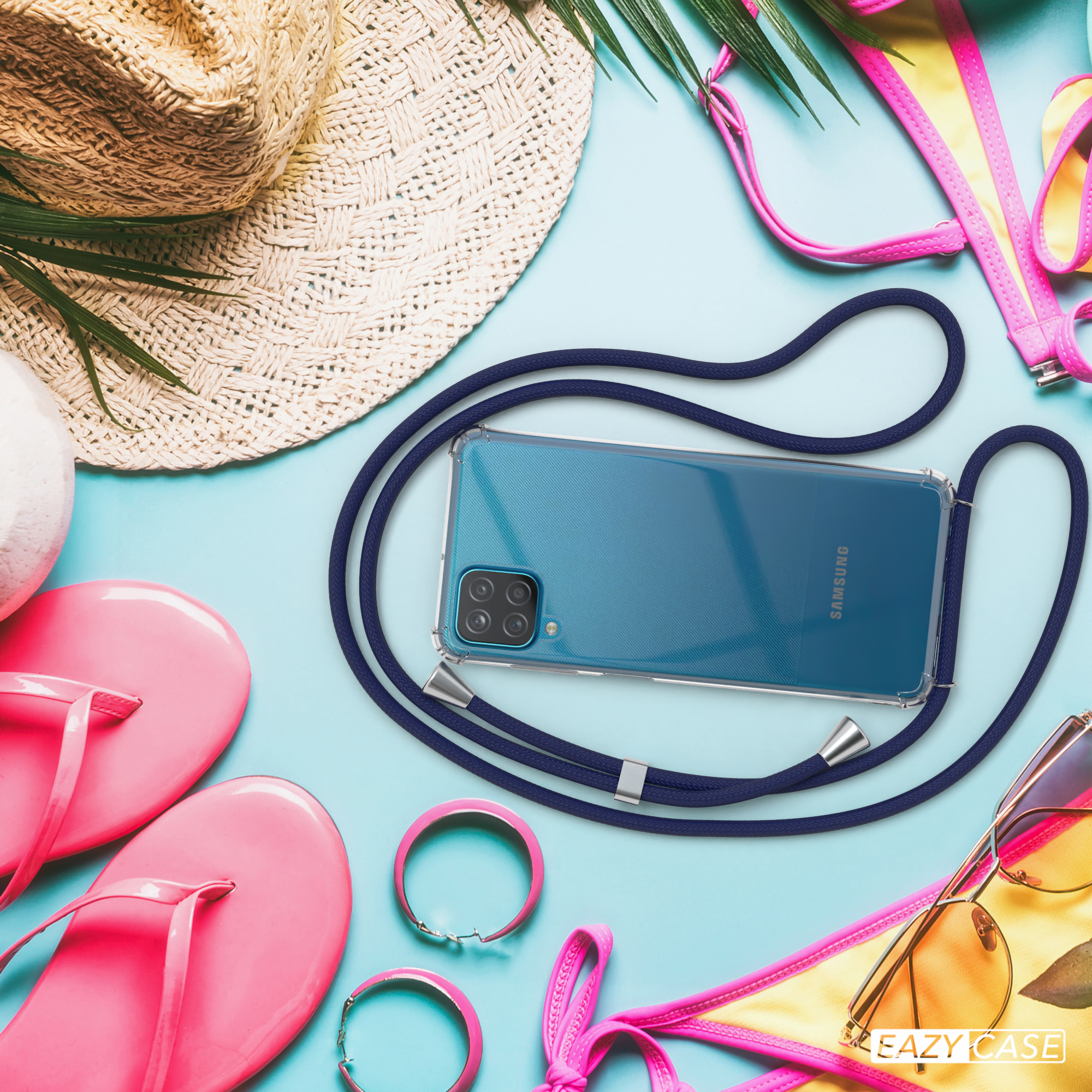 Telefon im Case mit Strandartikeln: Hut, Flip-Flops, Sonnenbrille. Marineblaue Kordel.