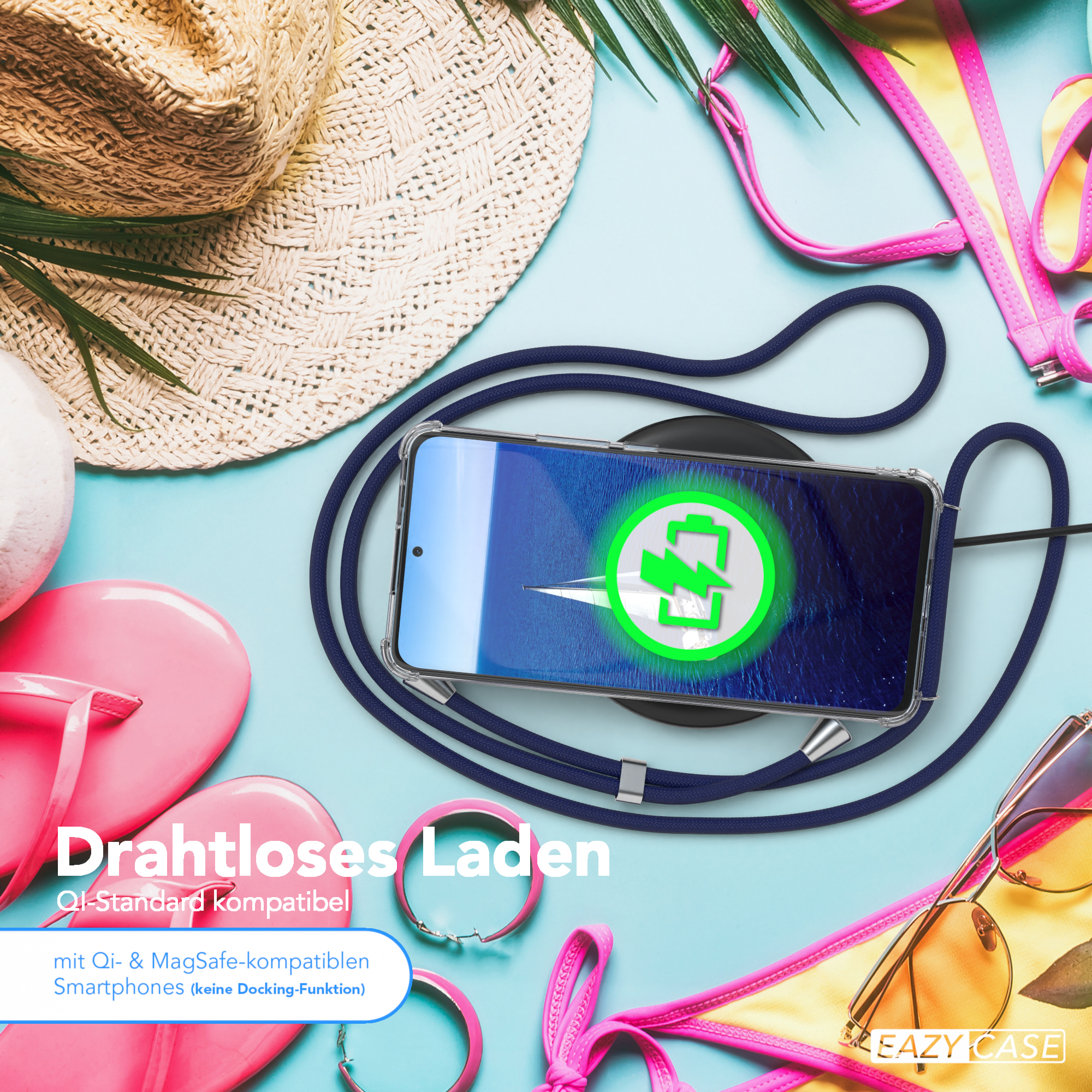 Telefon mit Hülle am Strand. Es wird drahtlos auf einer Ladestation geladen.