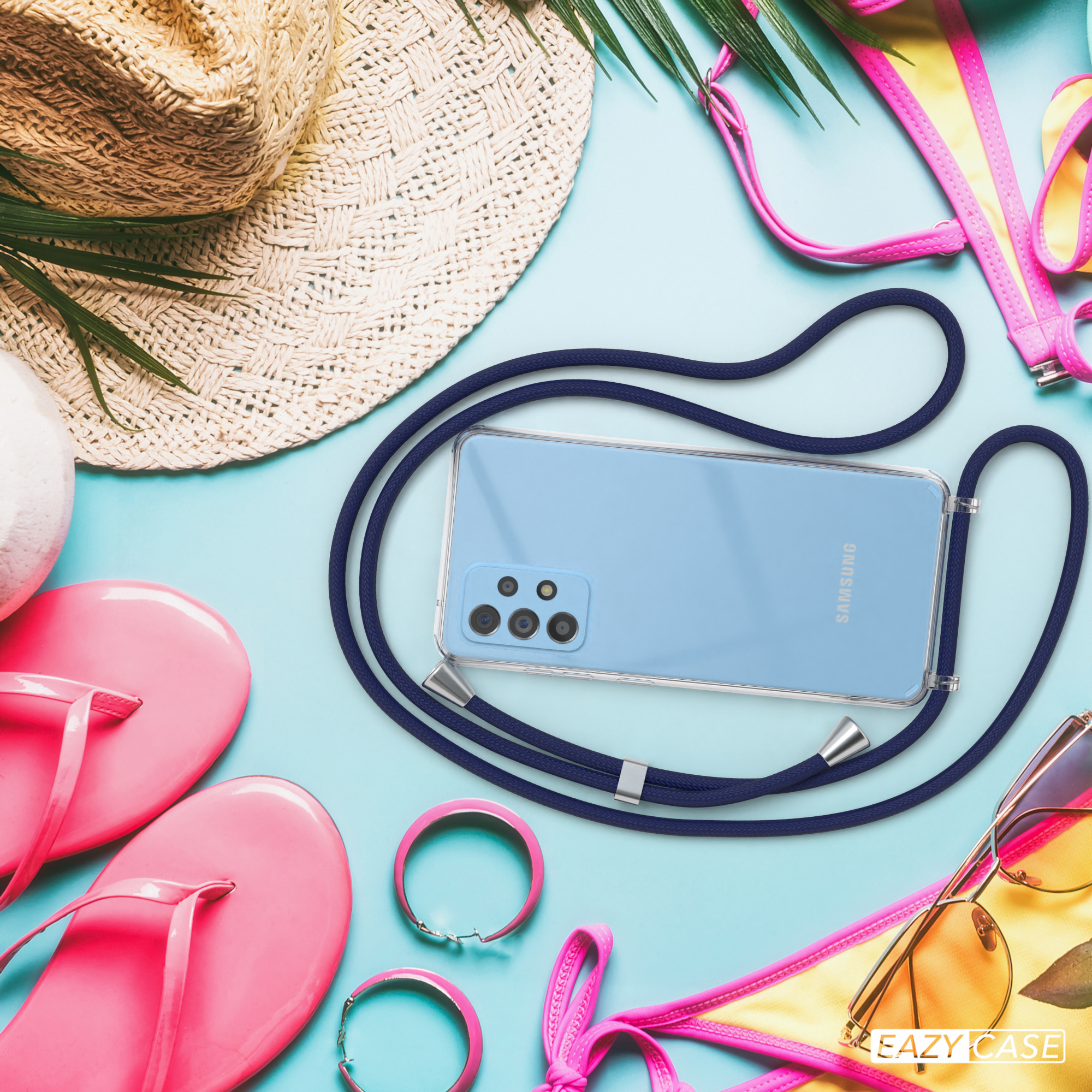 Telefon mit Hülle und Lanyard. Umgeben von Strandartikeln: Sonnenbrille, Flip-Flops usw.
